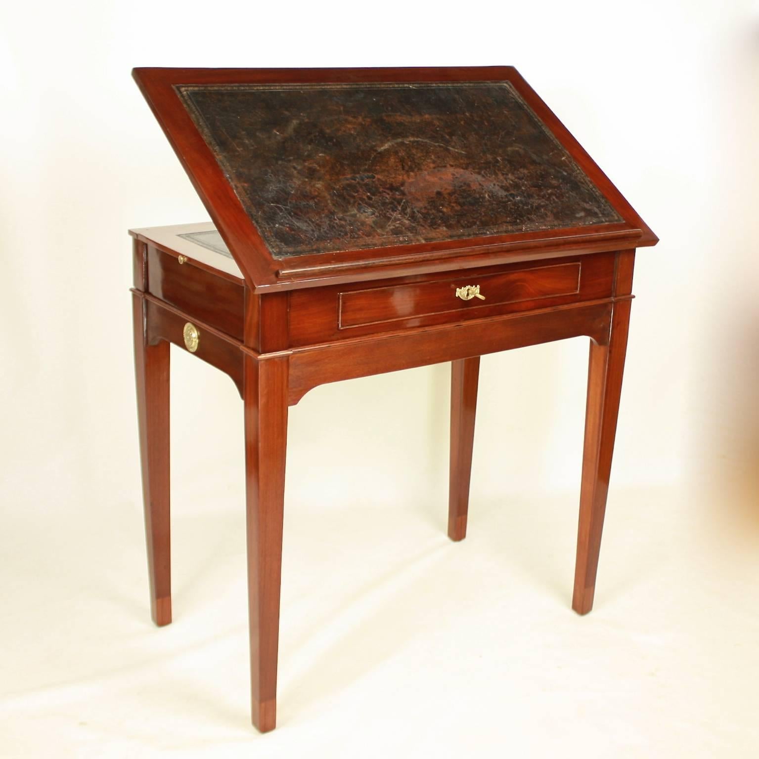 Late 18th century mahogany architect's table or 'Table a` la Tronchin' in the manner of Joseph Gengenbach, known as Canabas (maître in 1766). An elegant mechanical and transformation mahogany veneered table with a crank handle to lift the top. The