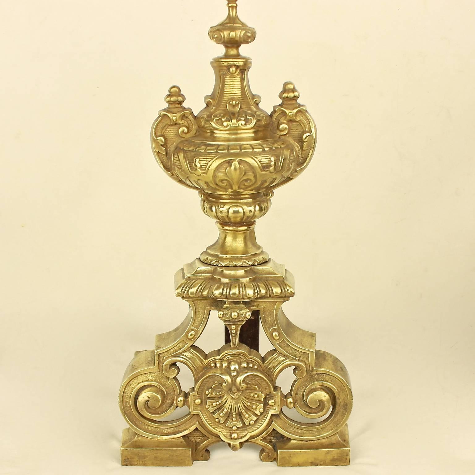 19th Century/Napoleon III Pair of Louis XIV Style Vase Motif Bronze Andirons or Fire Dogs

A pair of Louis XIV style late 19th century baluster shaped brass French andirons or so-called chenets each decorated with acanthus wrapped urns with foliate