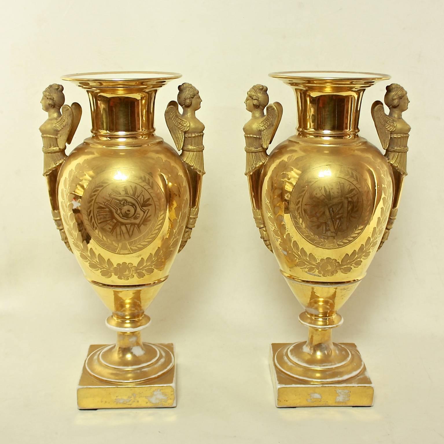 Paire de vases en porcelaine Empire de forme ovoïde avec des anses en porcelaine tendre représentant 