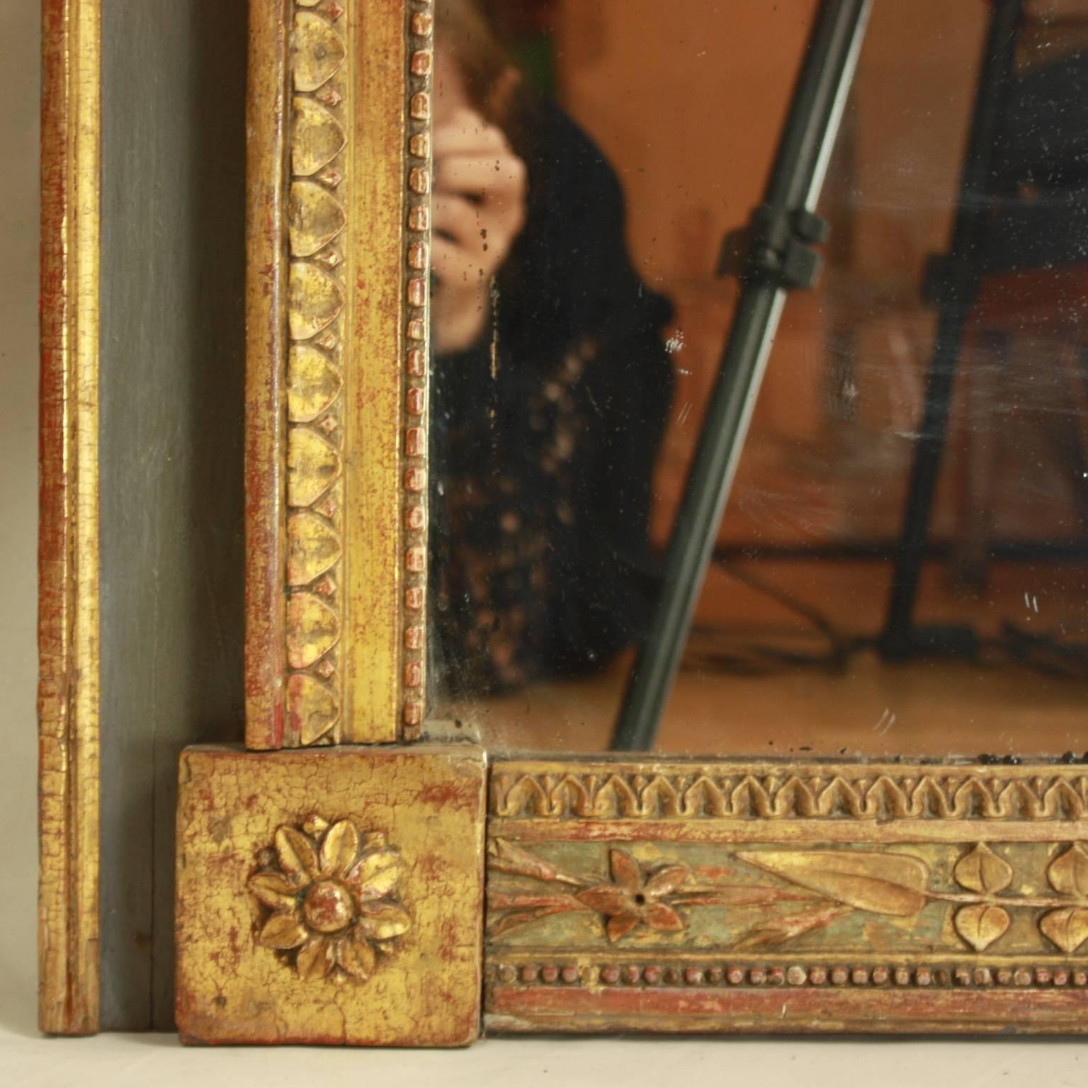 18th Century French Provençal Giltwood and Painted Love Symbol Trumeau Mirror In Good Condition In Berlin, DE