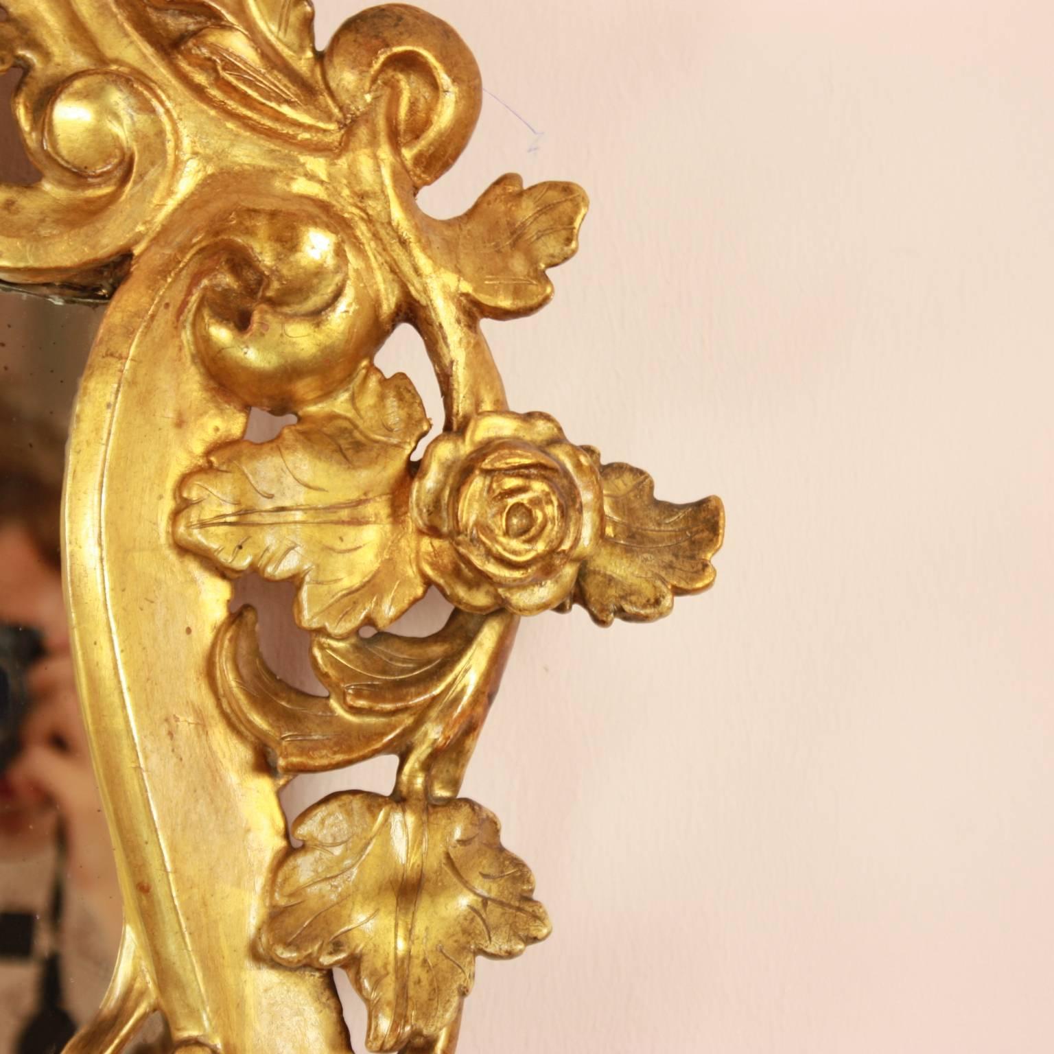 Carved Early 18th Century Italian Cartouche-Shaped Giltwood Mirror