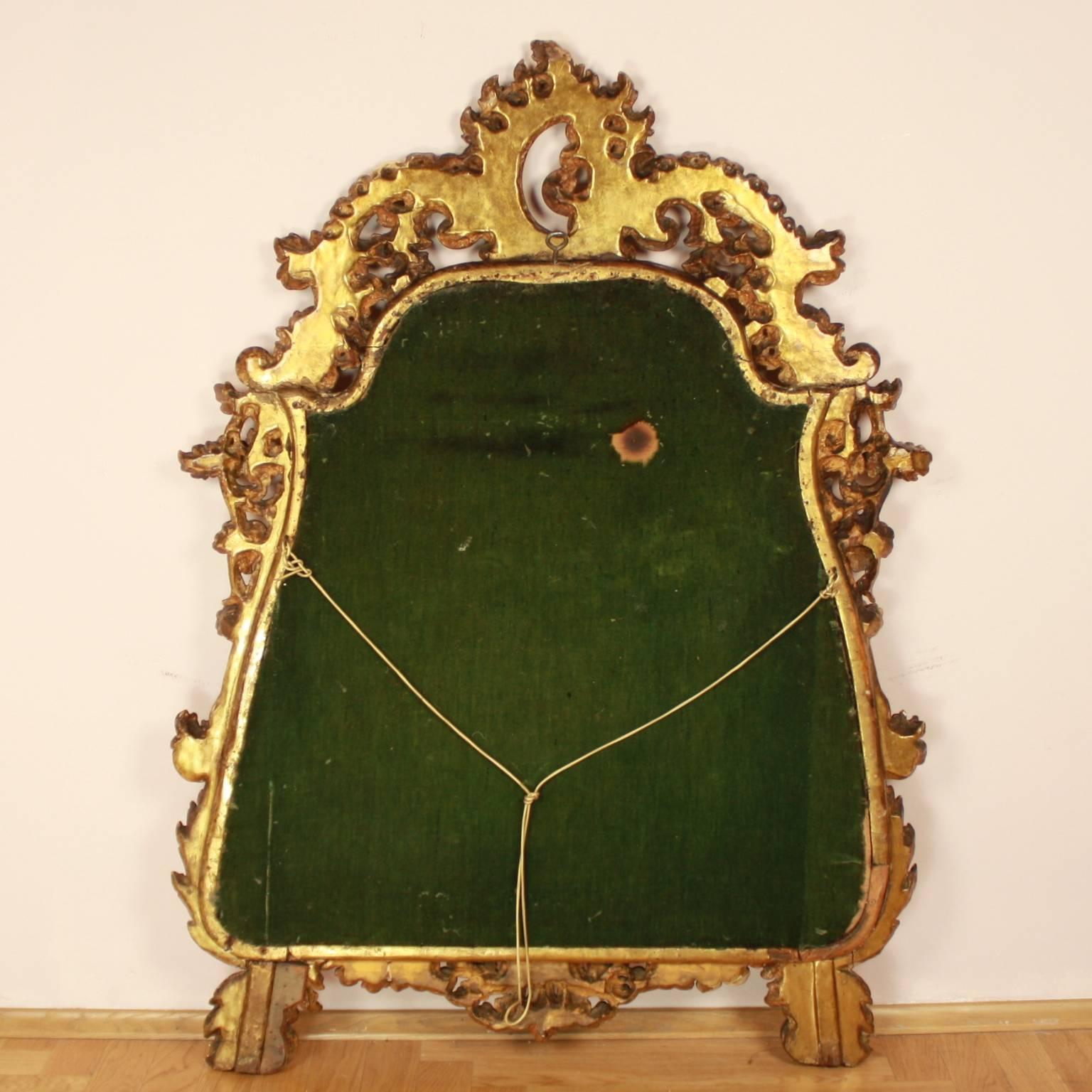 Early 18th Century Italian Cartouche-Shaped Giltwood Mirror 2