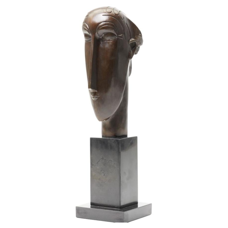 "Testa di giovane donna" di Amedeo Modigliani, bronzo su piedistallo di marmo