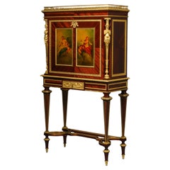 Un secreter de caoba con detalles de bronce dorado y barniz Martin, al estilo Luis XVI