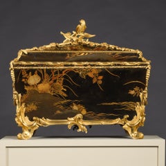 Ein großes Kästchen im Stil Ludwigs XV. aus vergoldeter Bronze und Lack