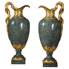 Un par de jarras de granito verde de estilo Luis XVI, obra de Henry Dasson
