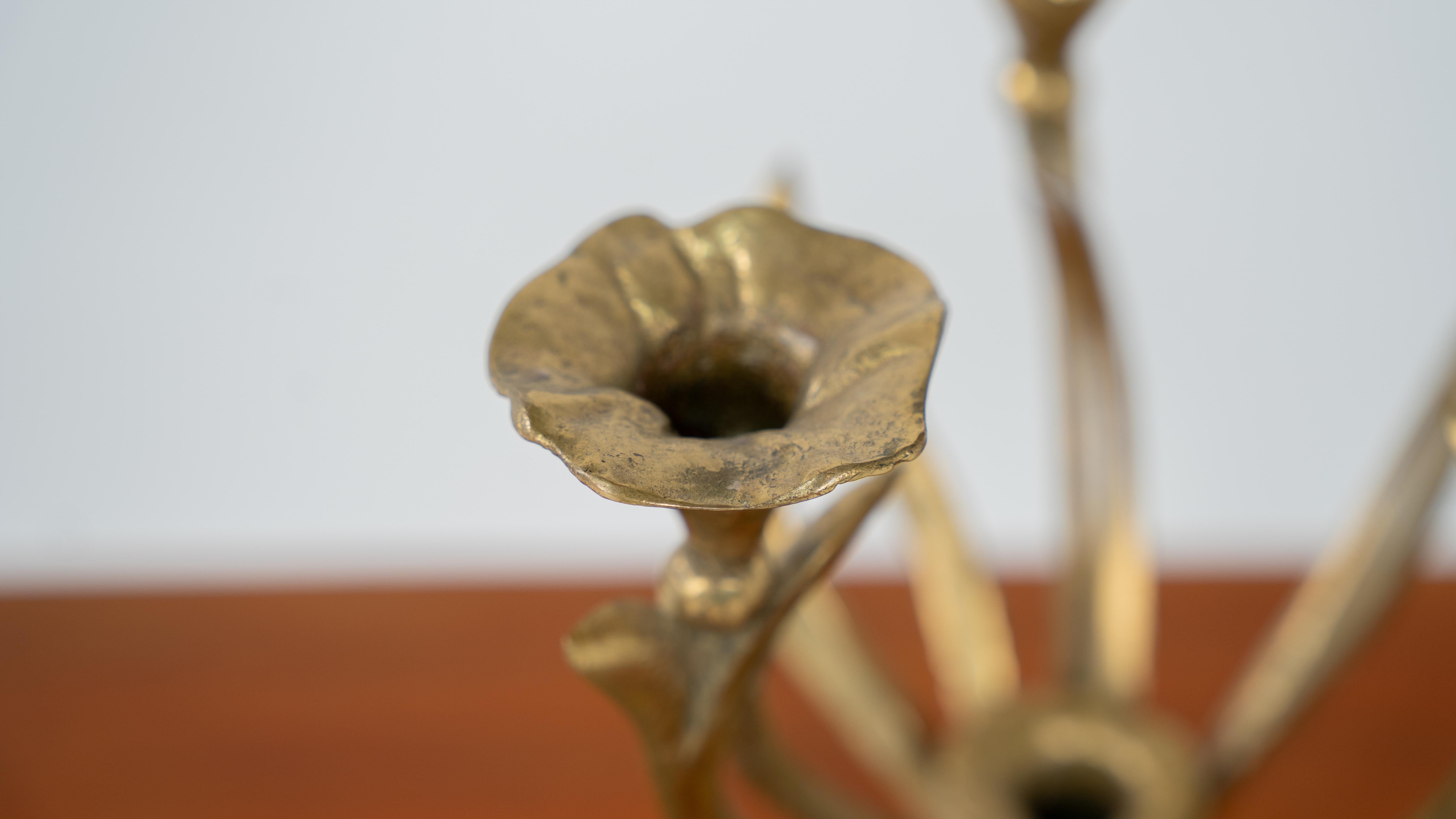 Brutalistischer Messingkronleuchter mit floralen Motiven, 1970er Jahre

Ausdrucksstarker und skulpturaler Kandelaber im brutalistischen Stil, aus massivem Messing gefertigt, mit fünf Kerzenhaltern in Form von stilisierten Blüten. Die verzweigten