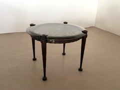 mesa de centro redonda de forja brutalista con cristal fundido al estilo de Lothar Klute