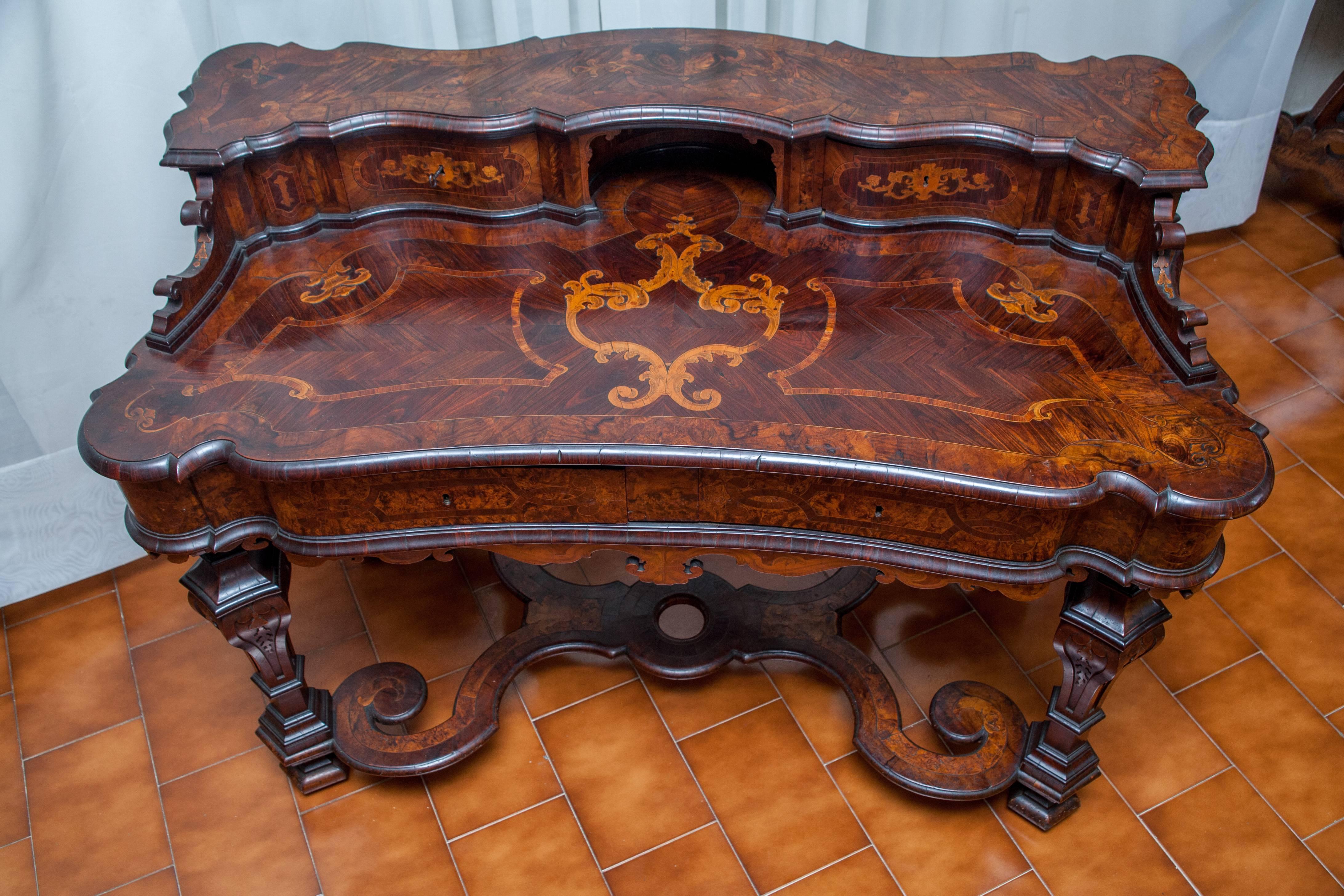 Inlays in maple, shaped top, balustrade legs and connecting cruise with double volutes. Item condition report: good.