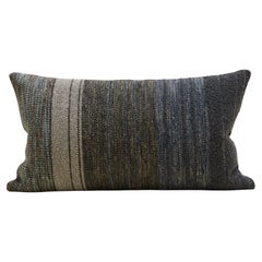 Coussin rayé et texturé en lin de laine mélangé bleu 70x40 cm.