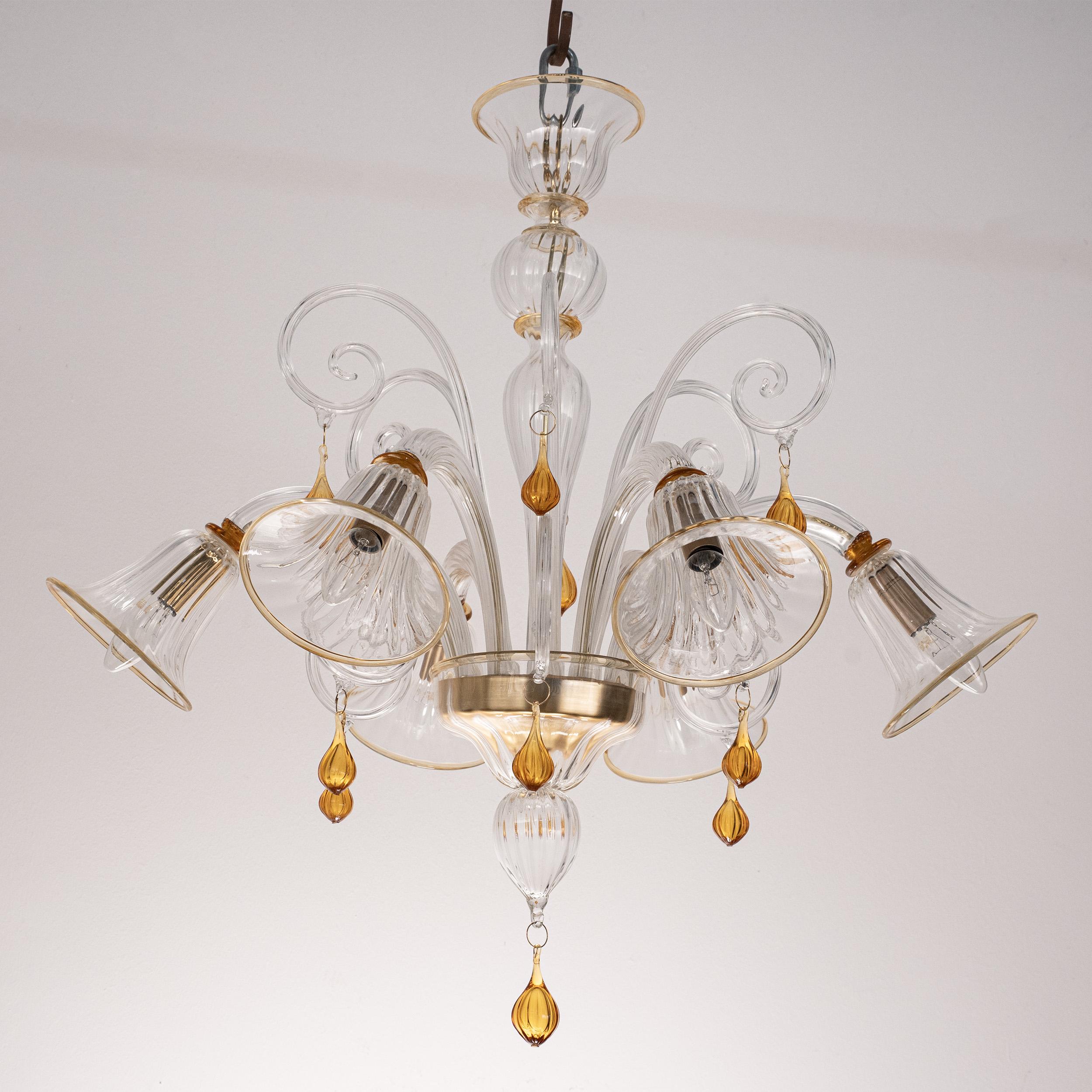Splendido lampadario di Murano in vetro ambrato e trasparente a 6 luci, Vintage Made in Italy in stock
Condizioni: condizioni praticamente perfette e mai usate: nessun graffio pesante, nessun difetto, nessuna crepa, nessuna parte mancante.
 
Tipo: