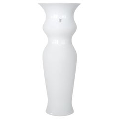 VENINI-Vase „Odalische“, Farbe „Lattimo White“, aus Muranoglas, signiert 2011, mit Schachtel