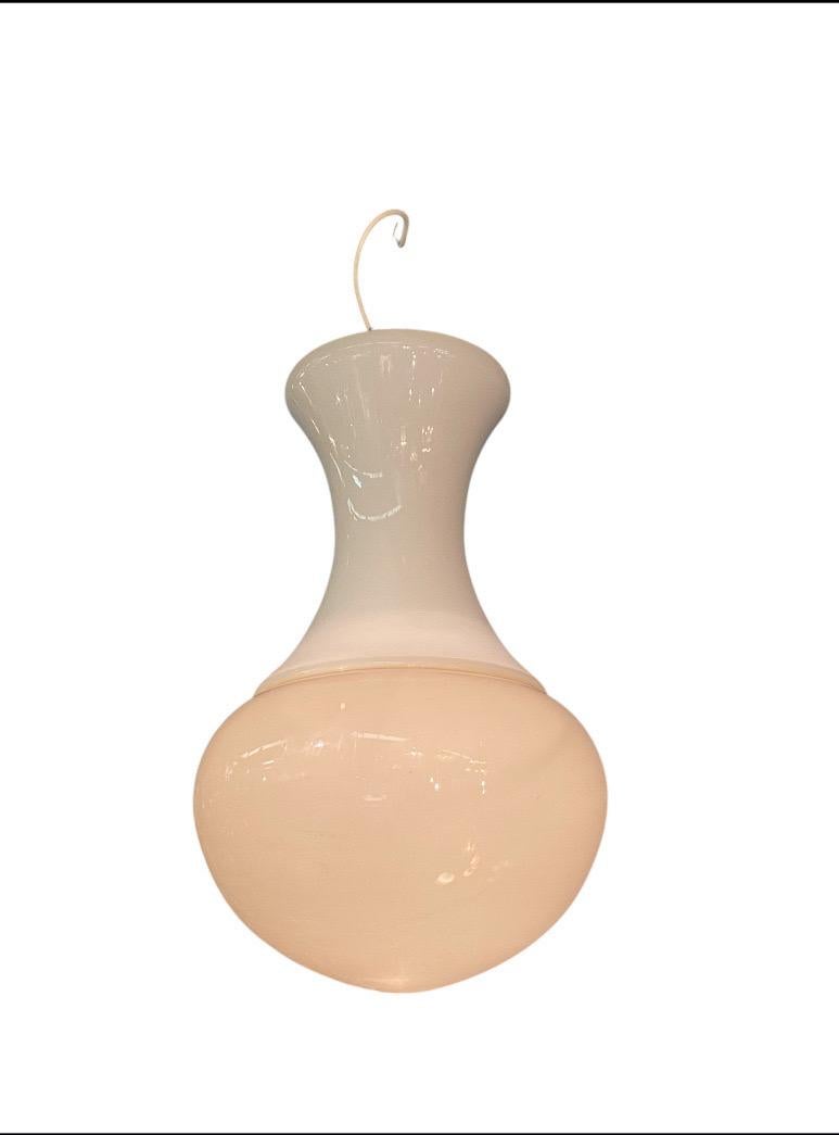 Mid-Century moderno Lampada a sospensione italiana anni '70 in vetro soffiato bianco e beige in vendita