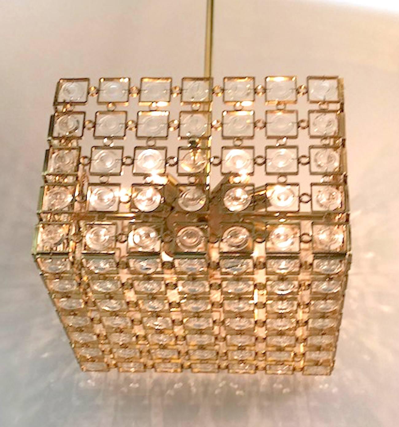 Mid-Century Modern  Paire de lustres géométriques à disques en or et cristal Sciolari d'Italie des années 1970, 1 sur 2 en vente