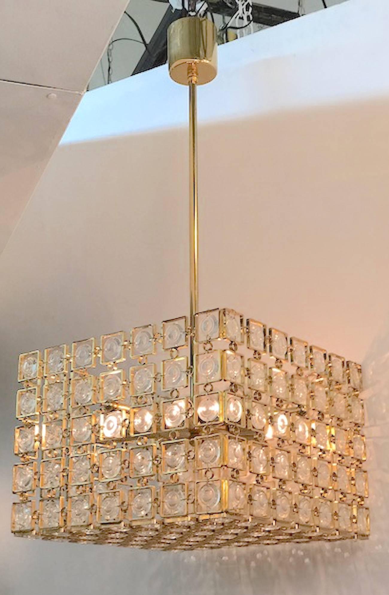 Italiano Coppia di lampadari geometrici a disco in oro e cristallo Sciolari of Italy 1970s 1 di 2 in vendita