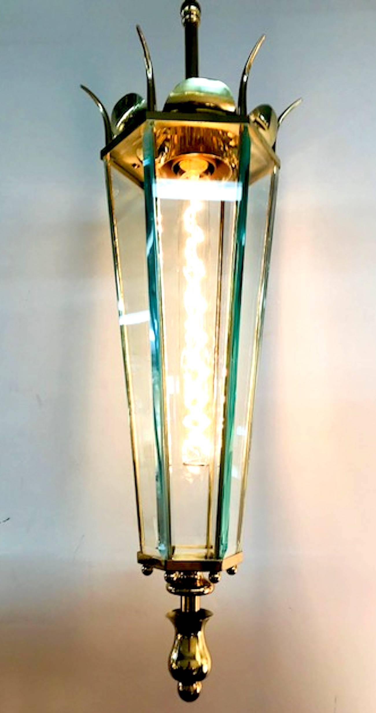 Eine italienische Laterne aus Messing und Glas aus den 1940er Jahren mit Kronenkopf. Sechsseitig.
Laternenkörper misst 8