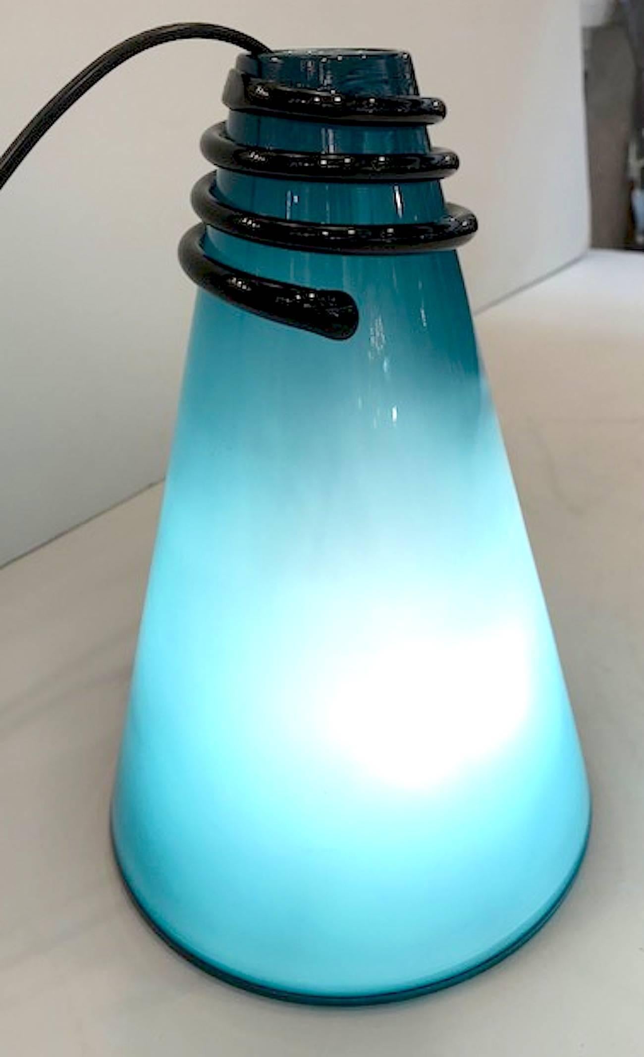 VeArt - Lampe de bureau à vase cône des années 1980 en vente 2