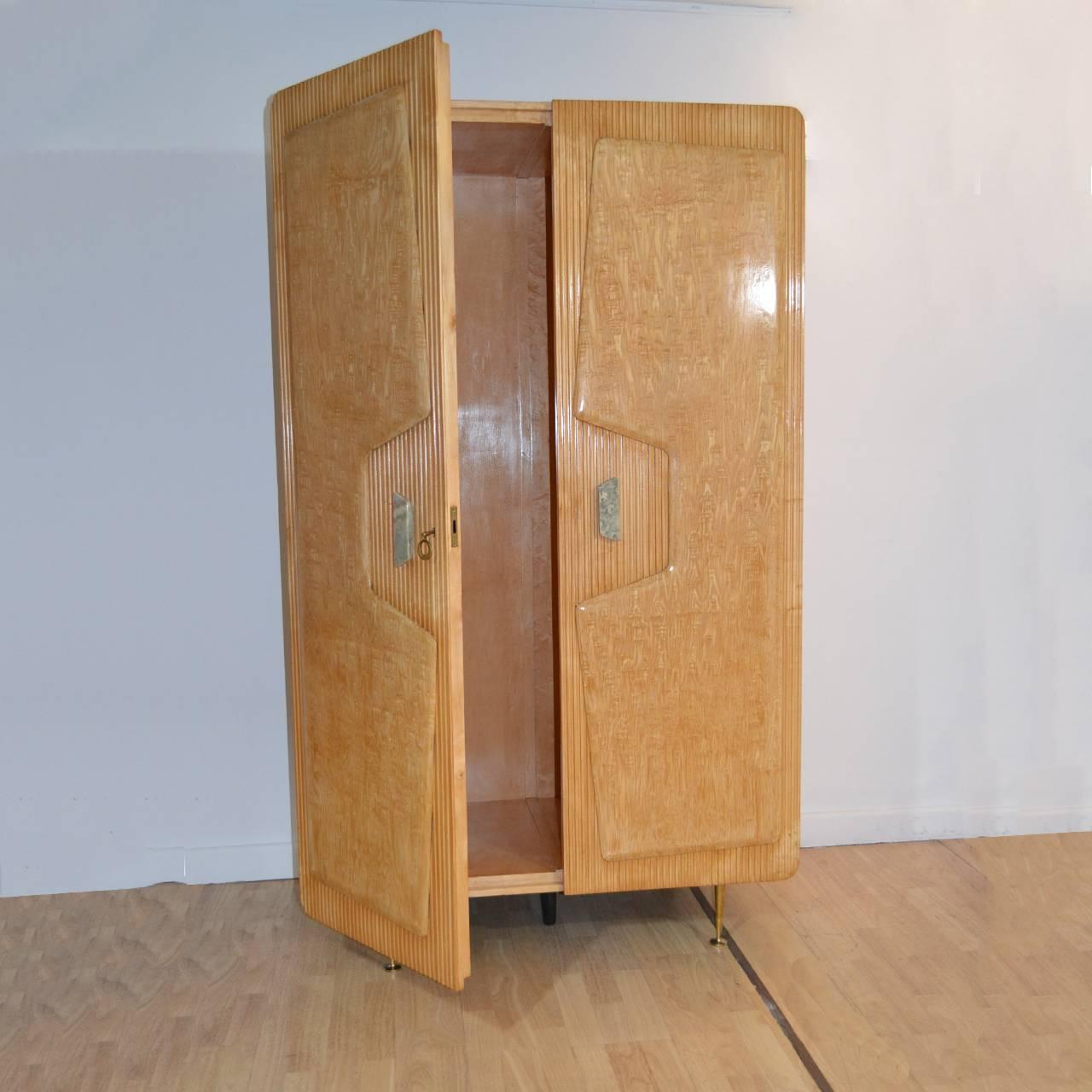 High quality two doors wardrobe from Cantu', Italy 1950s.
Birch wood, brass legs, marble handles and original key.
Fully repolished, fantastic condition.