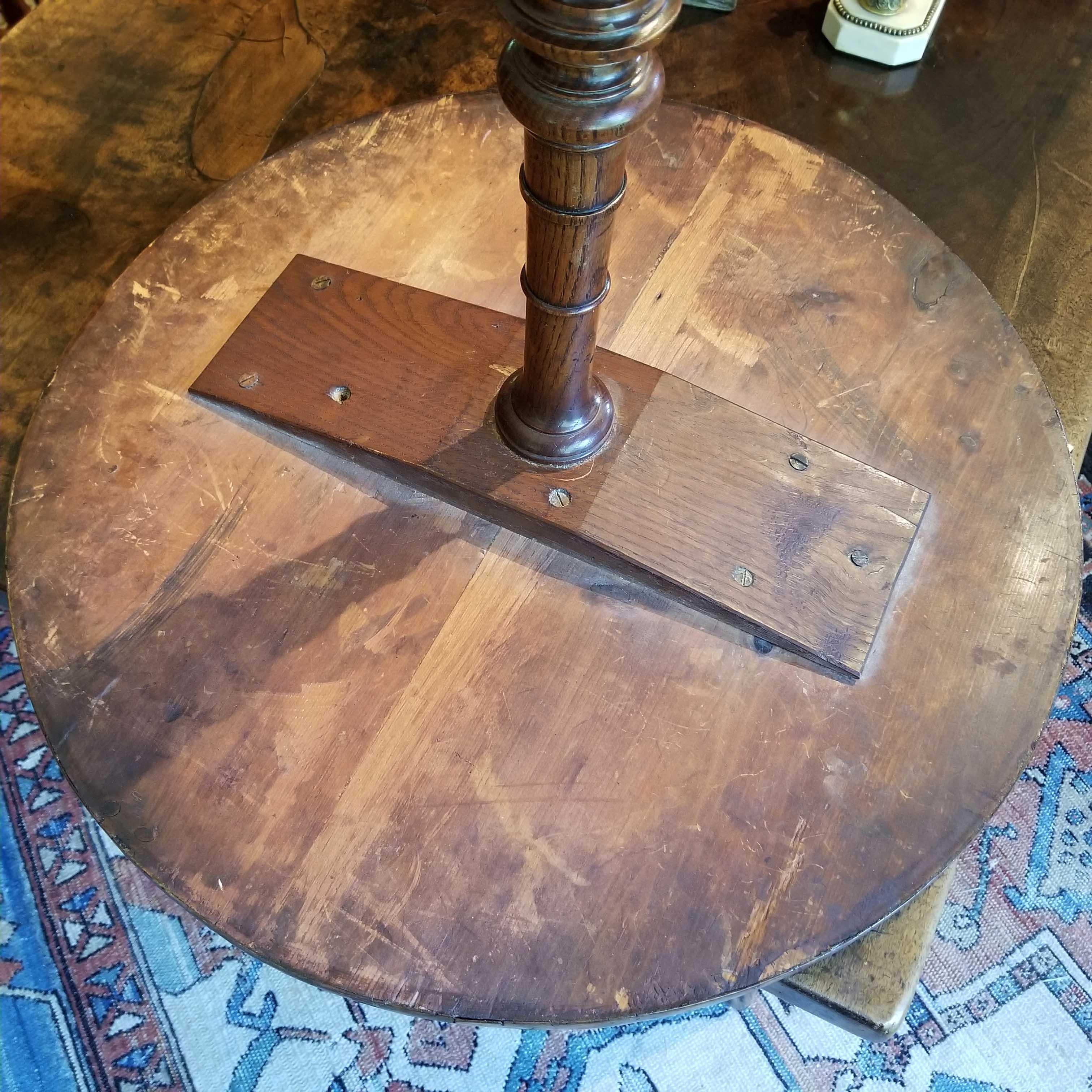 Tourné Table tripode en ronce de chêne anglaise du XIXe siècle en vente