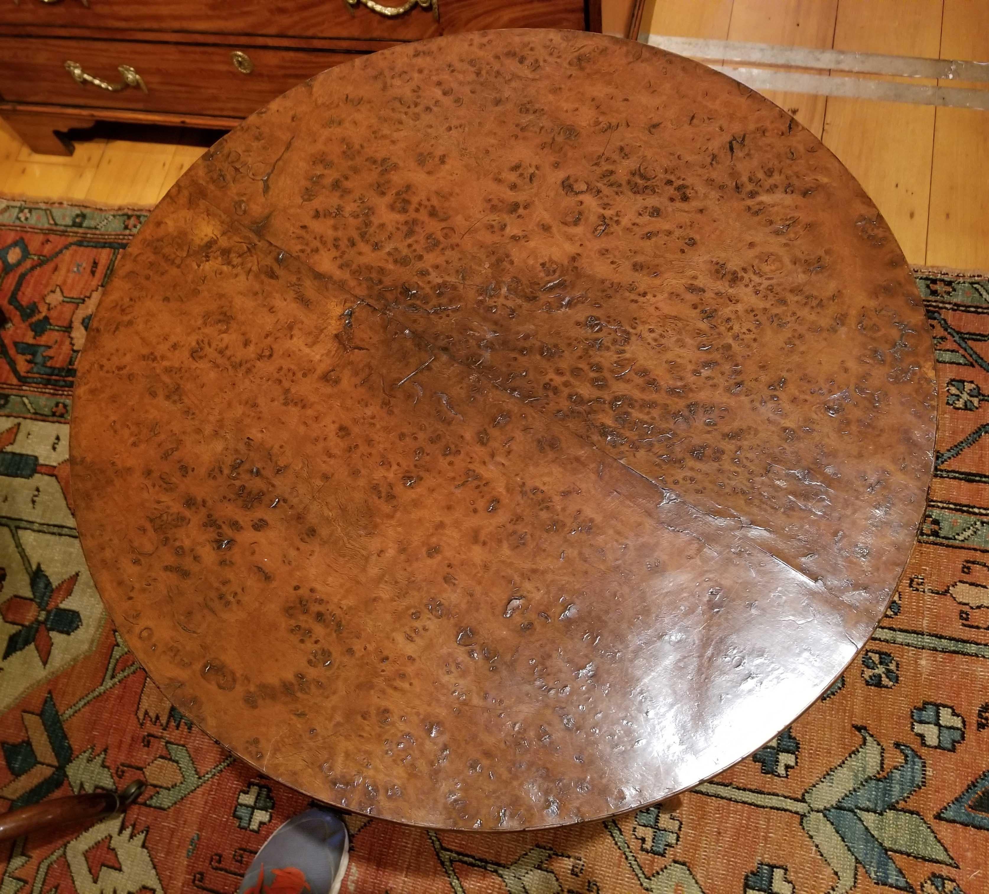 Country Table tripode en ronce de chêne anglaise du XIXe siècle en vente