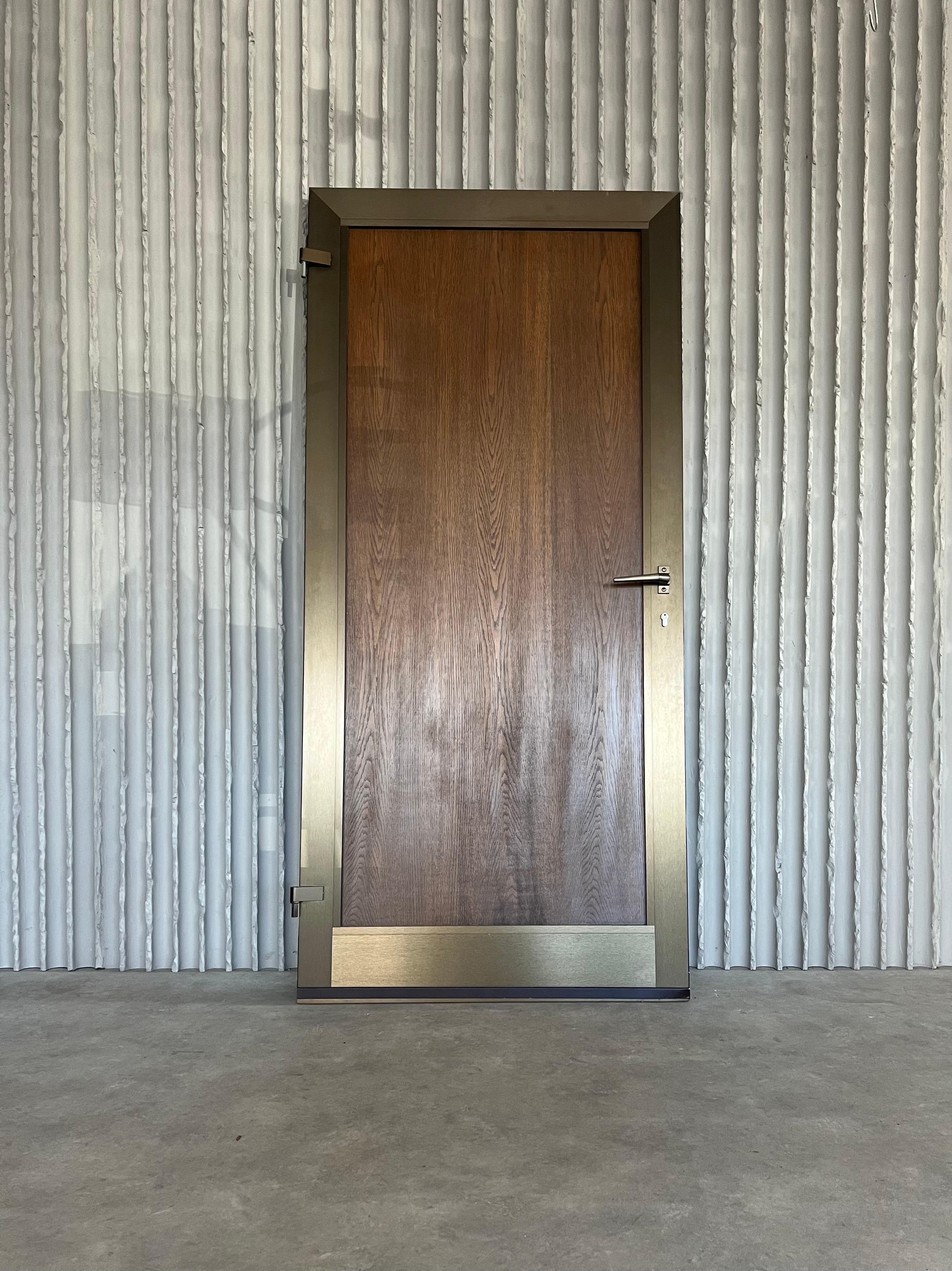 Puerta de cobre brutalista en venta 3