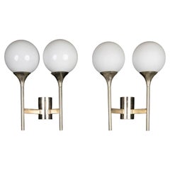 Par de apliques de pared de estilo «Mid-Century Modern» en cromo y cristal opalino, estilo Sciolari