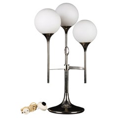 Lámpara de mesa de tres luces, estilo Gaetano Sciolari, de cromo y cristal opalino, circa 19