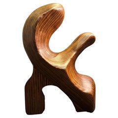 Sculpture biomorphique fluide imitant le grain du bois, au motif strié, destinée à la décoration