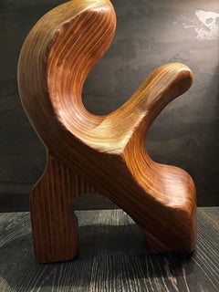 Sculpture biomorphique fluide imitant le grain du bois, au motif strié, destinée à la décoration
