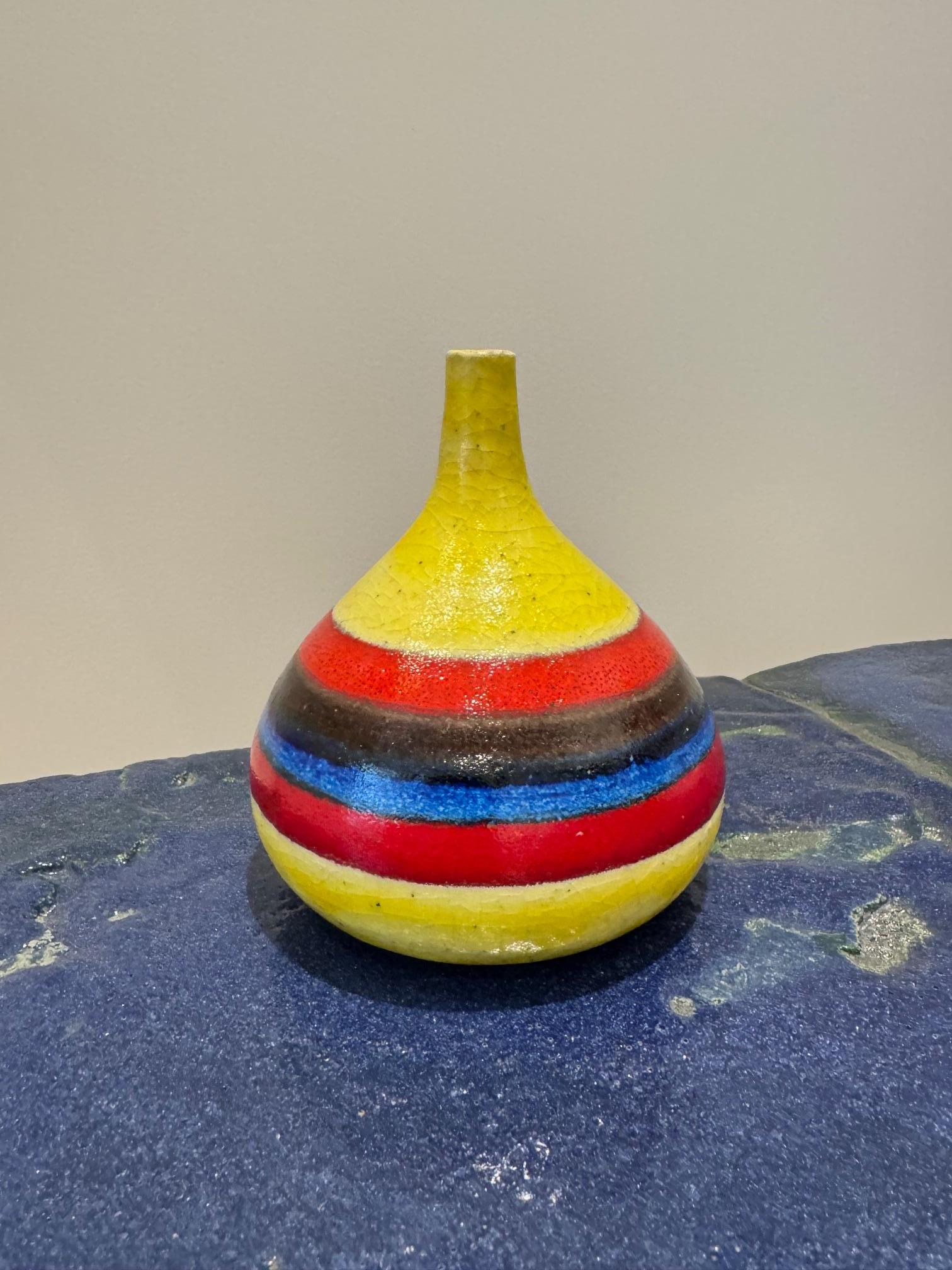 Vase de (Guido ou Bruno ) Gambone
Emaillé à la main en jaune/rouge/bleu brillant et craquelé
Mesures : H 12 cm x D 11 cm
Signé Gambone à la base.


