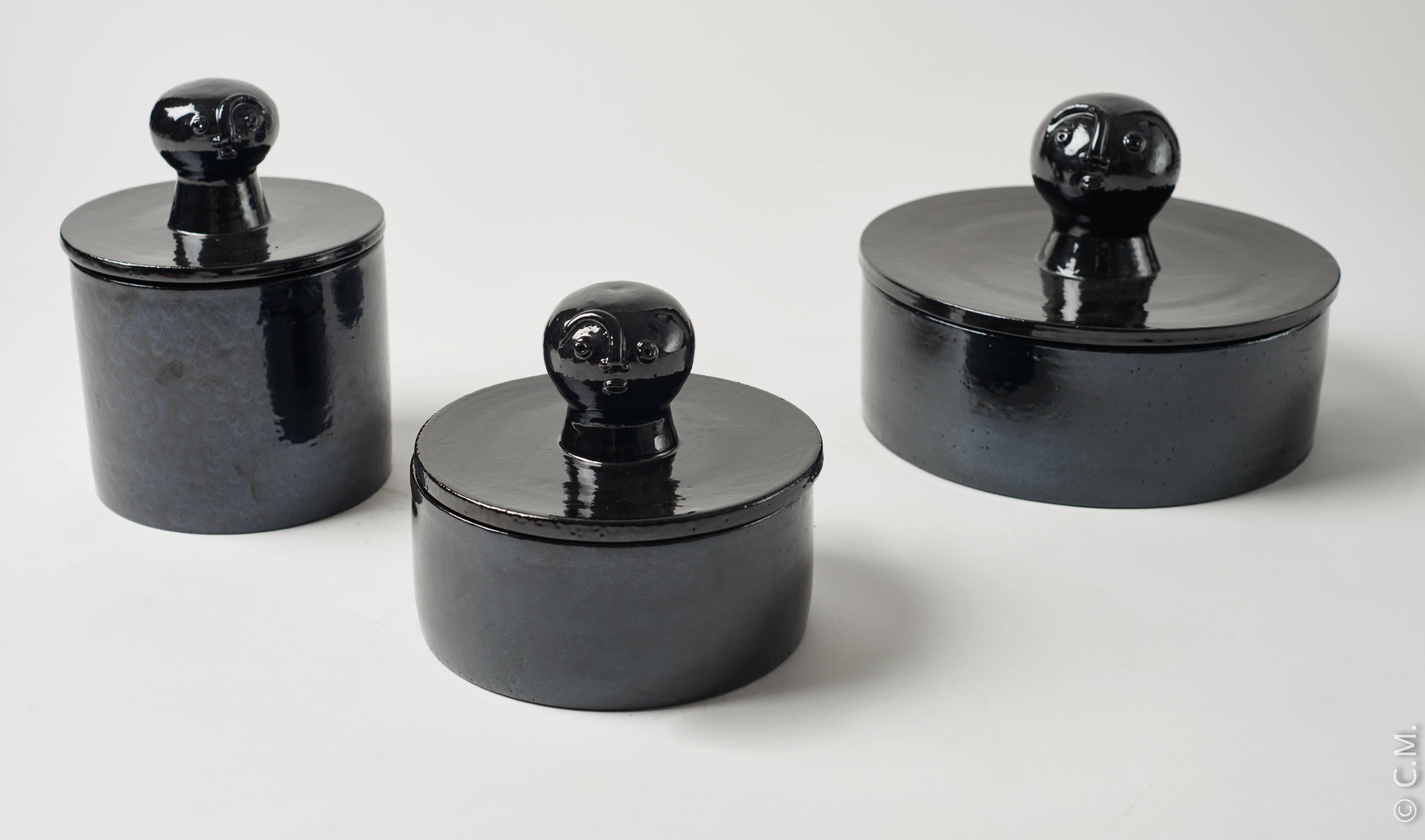 Set of three shiny black enameled ceramic boxes
top with round faces
One of a kind 2017 by French ceramists Dalo

All Dalo's creation are unique pieces entirely designed and made with four hands in their workshop.

Dimensions: H 15/18/20, L