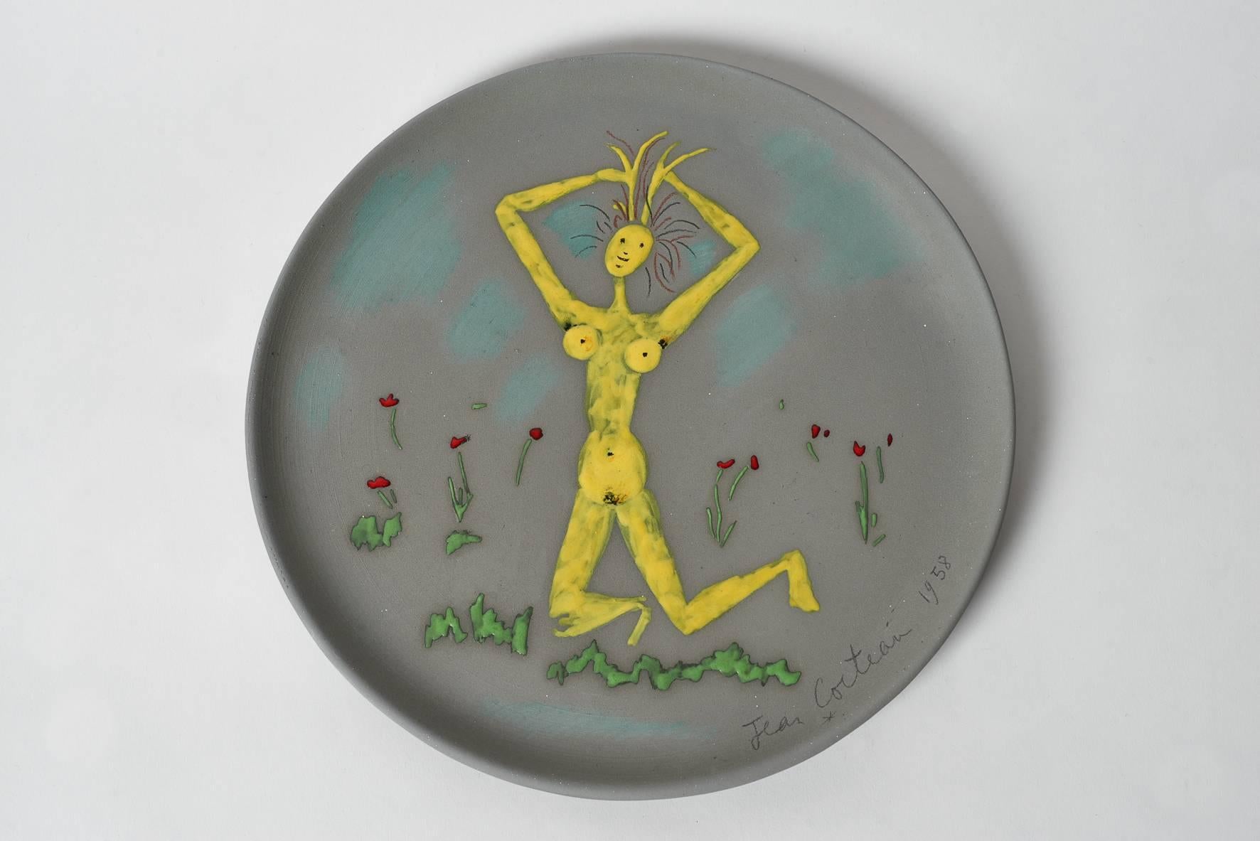 Jean Cocteau ceramic dish - Femme se coiffant, 1958

Edition originale Madeline Jolly with certificat d'origine dated and signed from 1958.

White earthenware with grey ceramic engobe and shiny yellow enamel woman. Measures: Diameter 30