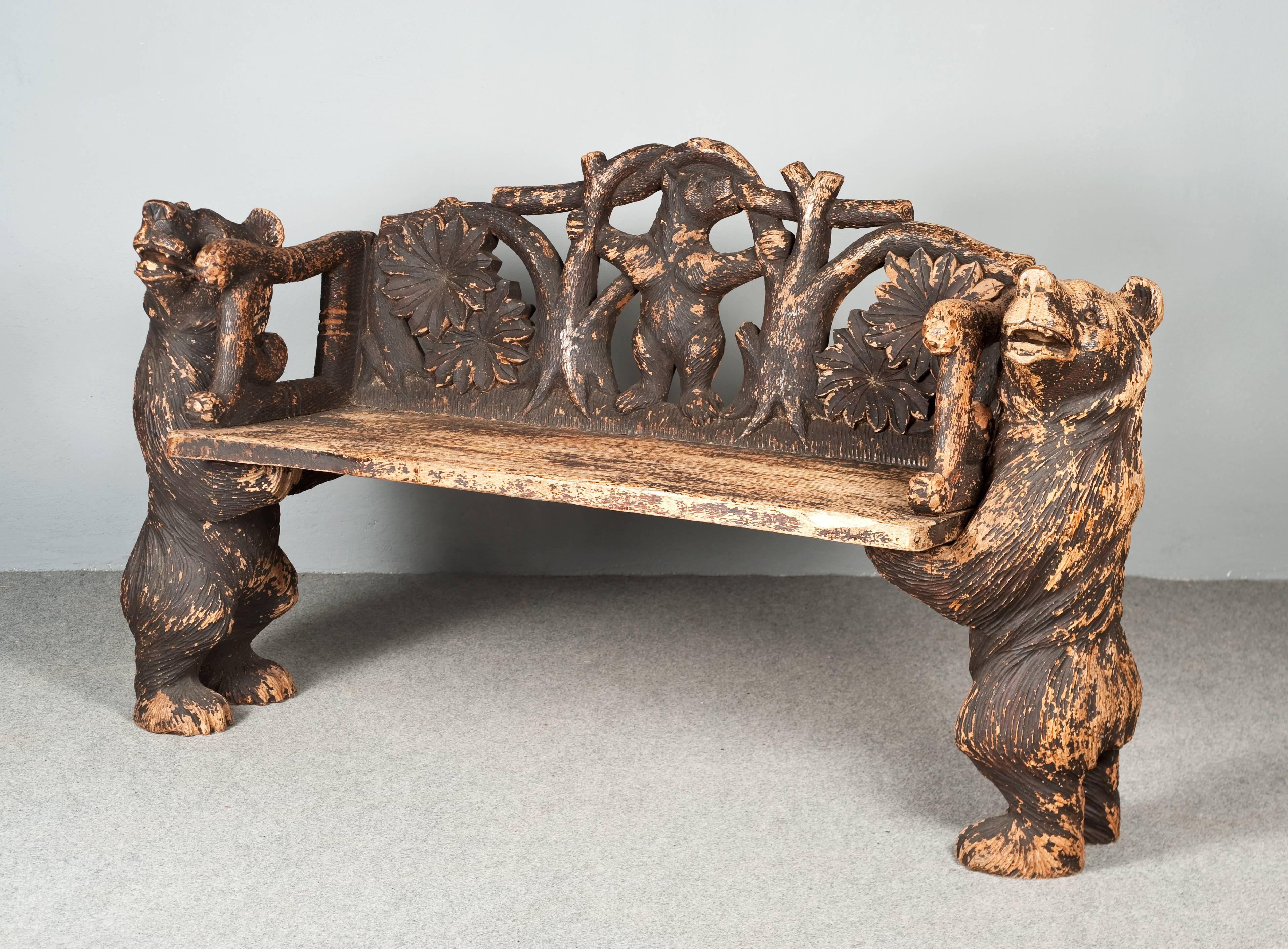 Superb hand-carved bear bench in solid wood.