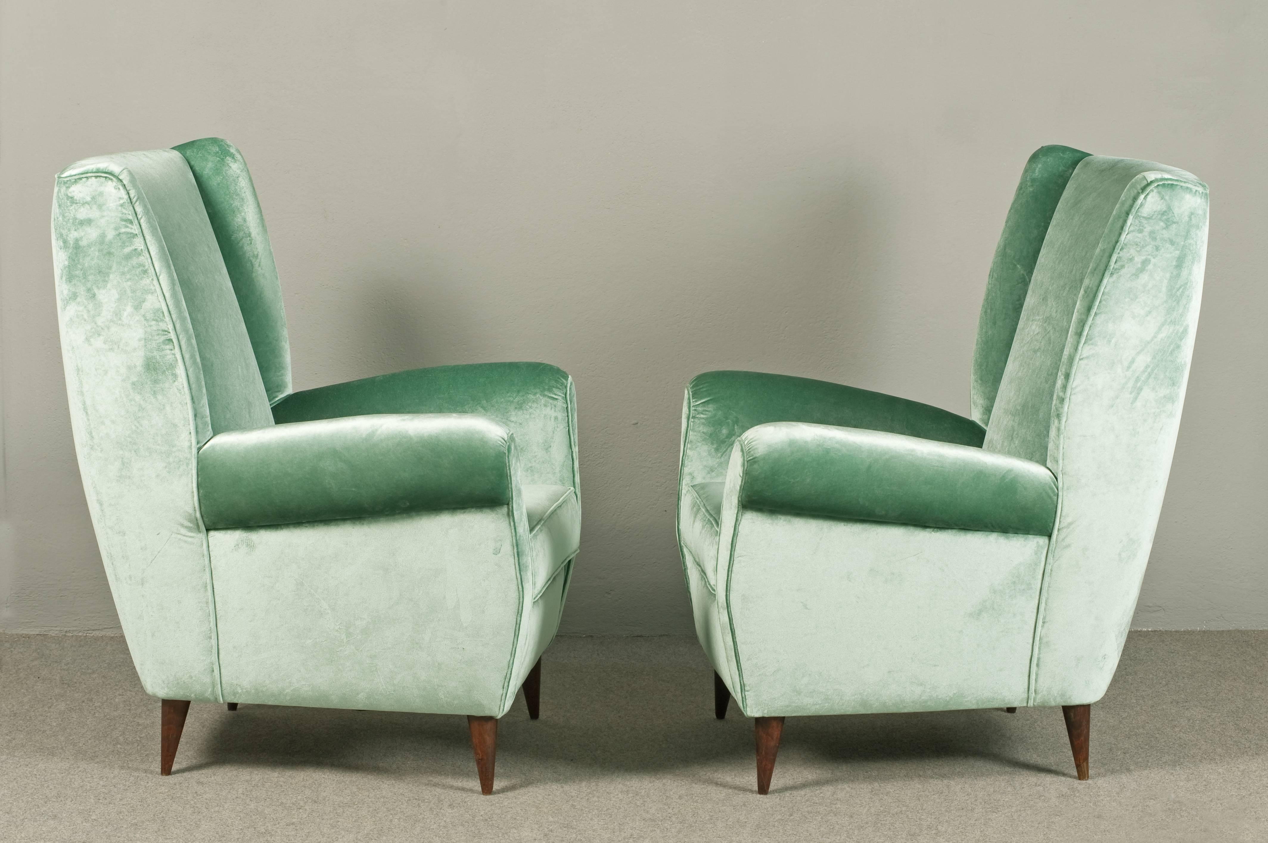 Elegant pair of Gio Ponti armchairs.
Reupholstered in Velvet and silk. 
Expertise archives.