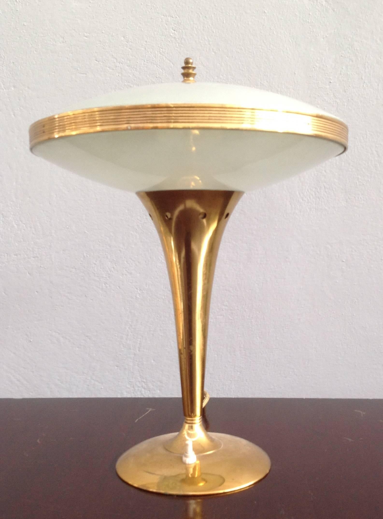 Really nice table lamp attributed to Fontana Arte.
Brass and glass.