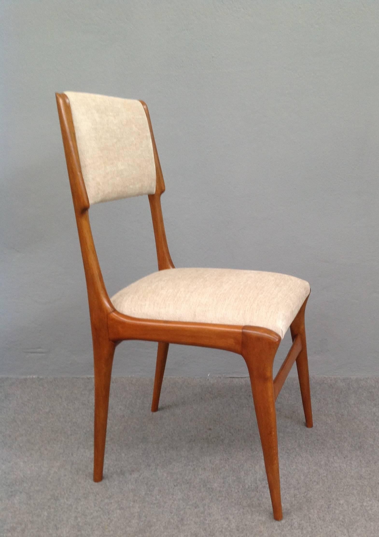 Sculptural chairs designed by Carlo de Carli in 1954.
Model n. 585. The same chairs were in Hotel Parco dei Pricipi in Rome where De Carli worked with Gio Ponti.
Beige velvet upholstery.