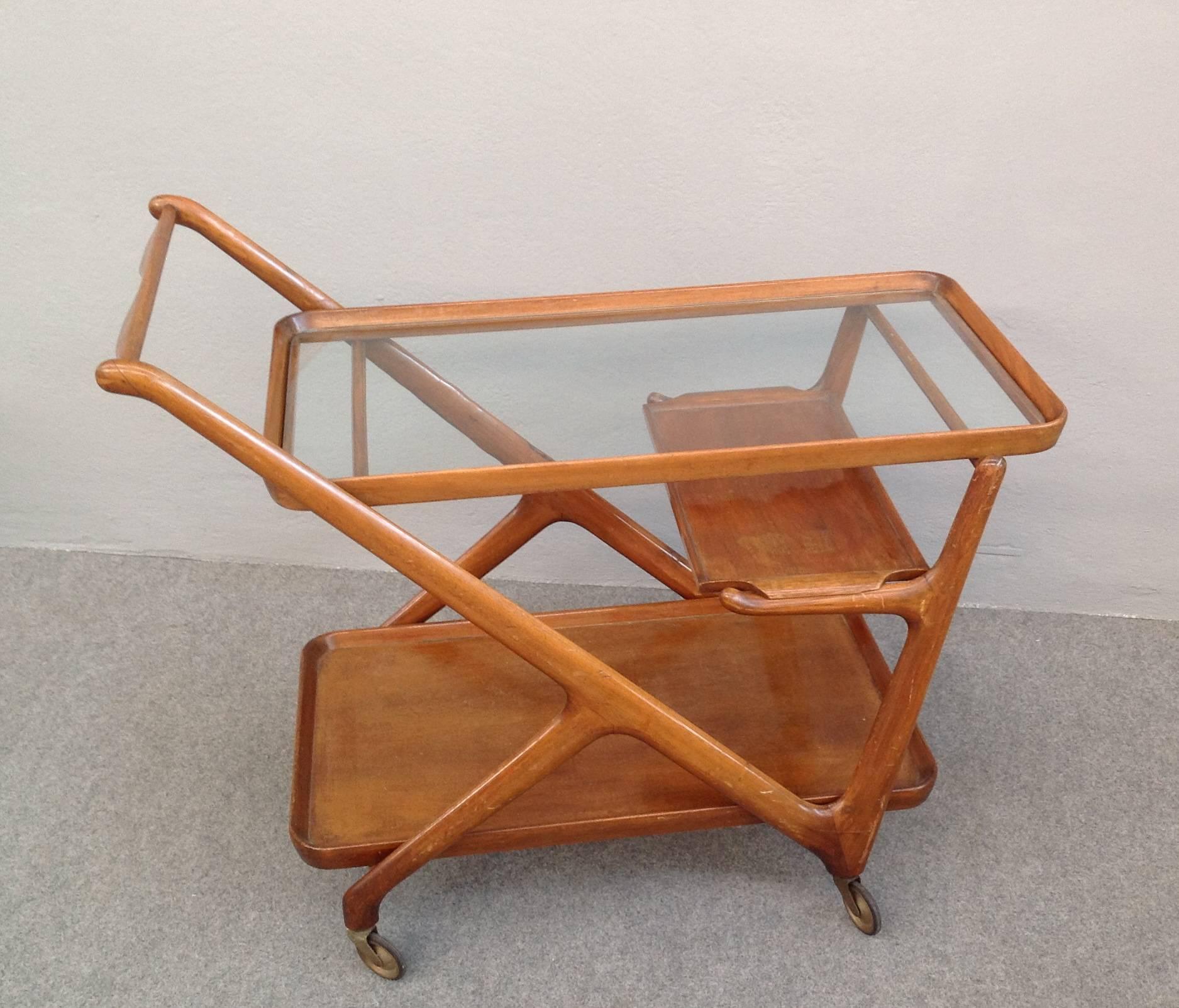 Solid walnut wood bar cart designed by Cesare Lacca for Cassina.
lit. Domus 262 ottobre 1951. II design Italiano degli anni 50 Ricerche Design editrice, Milano, 1985.