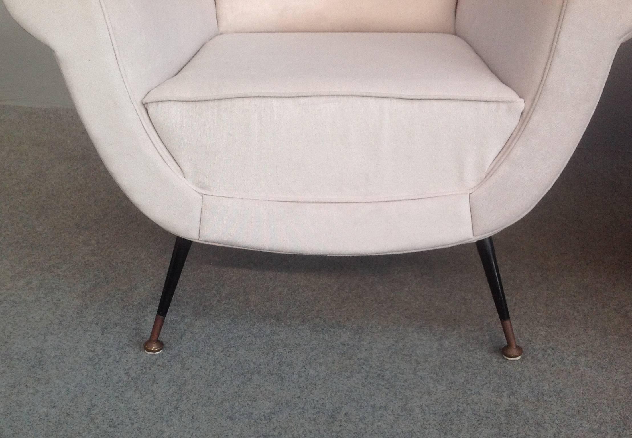 Very nice and elegant armchairs, metal laquered legs with brass sabots.
Newly reupholstered in white cotton