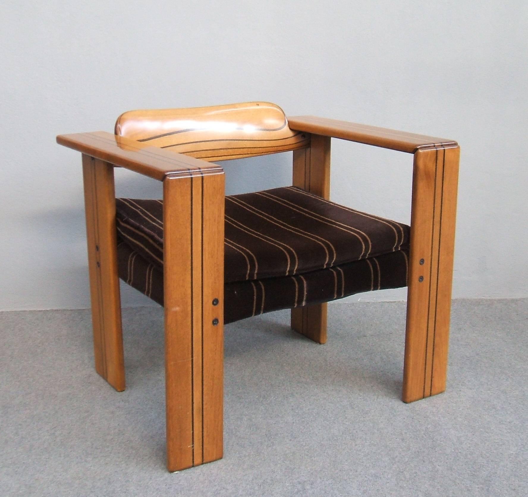 Four Artona armchairs designed by Afra and Tobia Scarpa, Maxalto 1975.
Walnut and original brown velvet upholstery.
Literature: Afra e Tobia Scarpa: Architetti e Designers, Piva, pag. 146