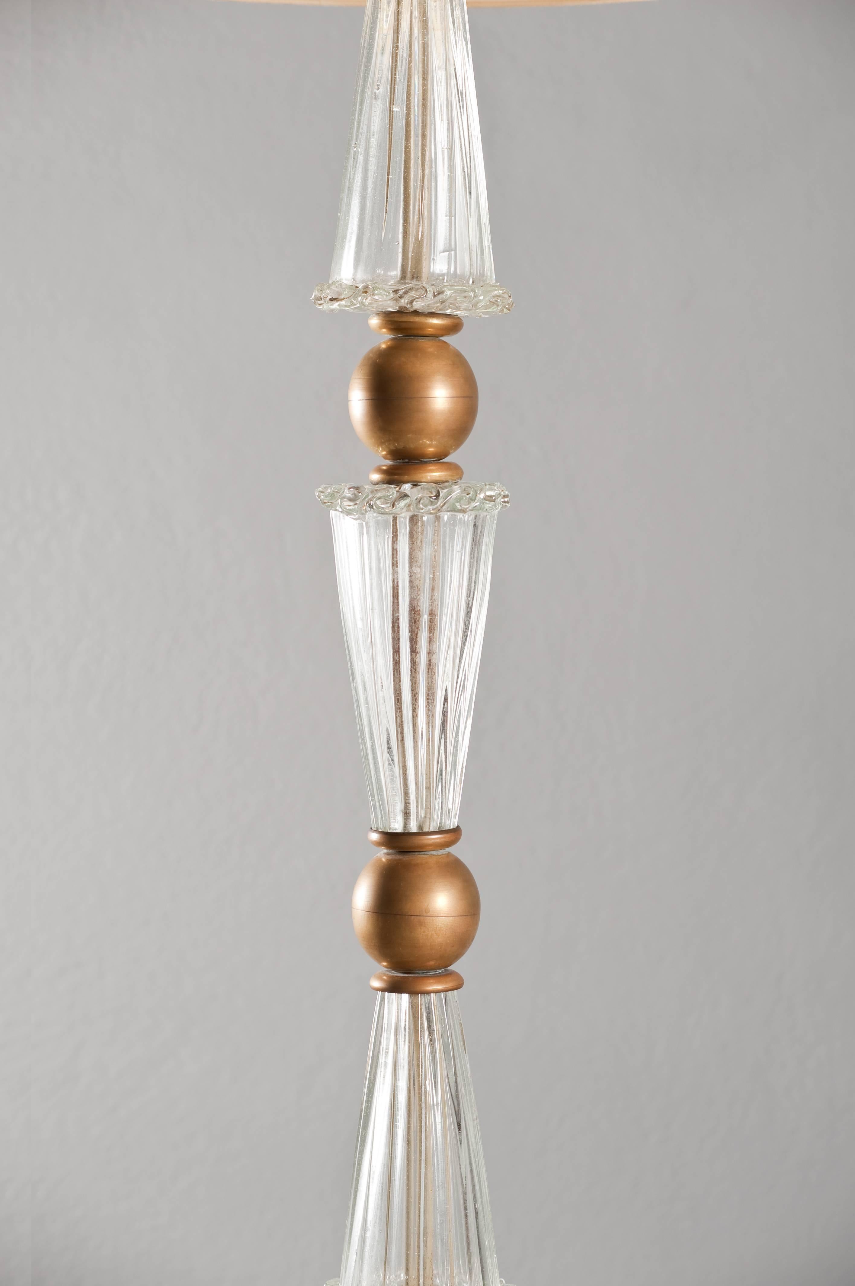 Superbe lampadaire en laiton et verre de Murano soufflé à la bouche, attribué à Barovier.