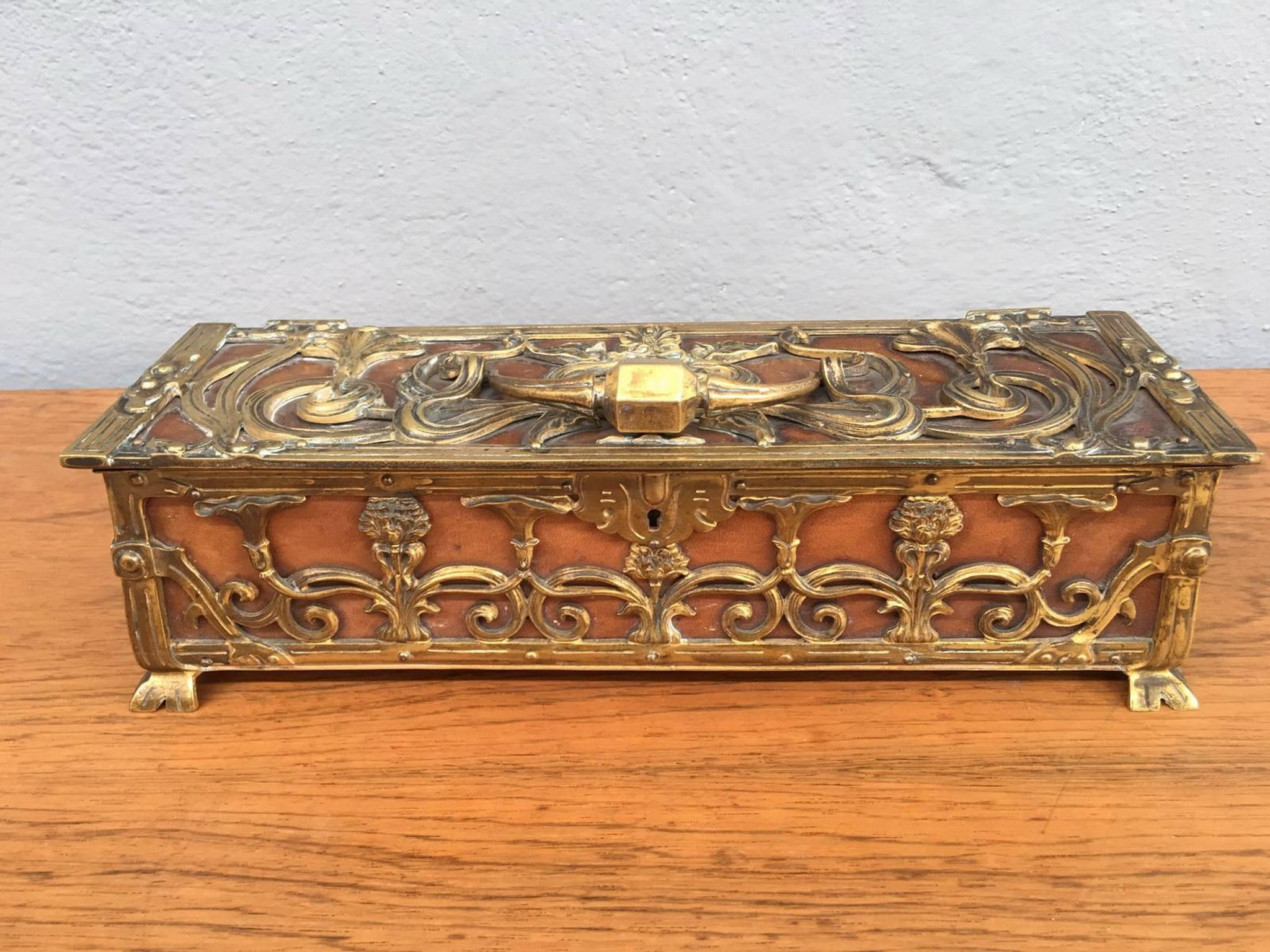 Precious jewelry box. Chiseled bronze and parchment.
Yellow velvet inside.