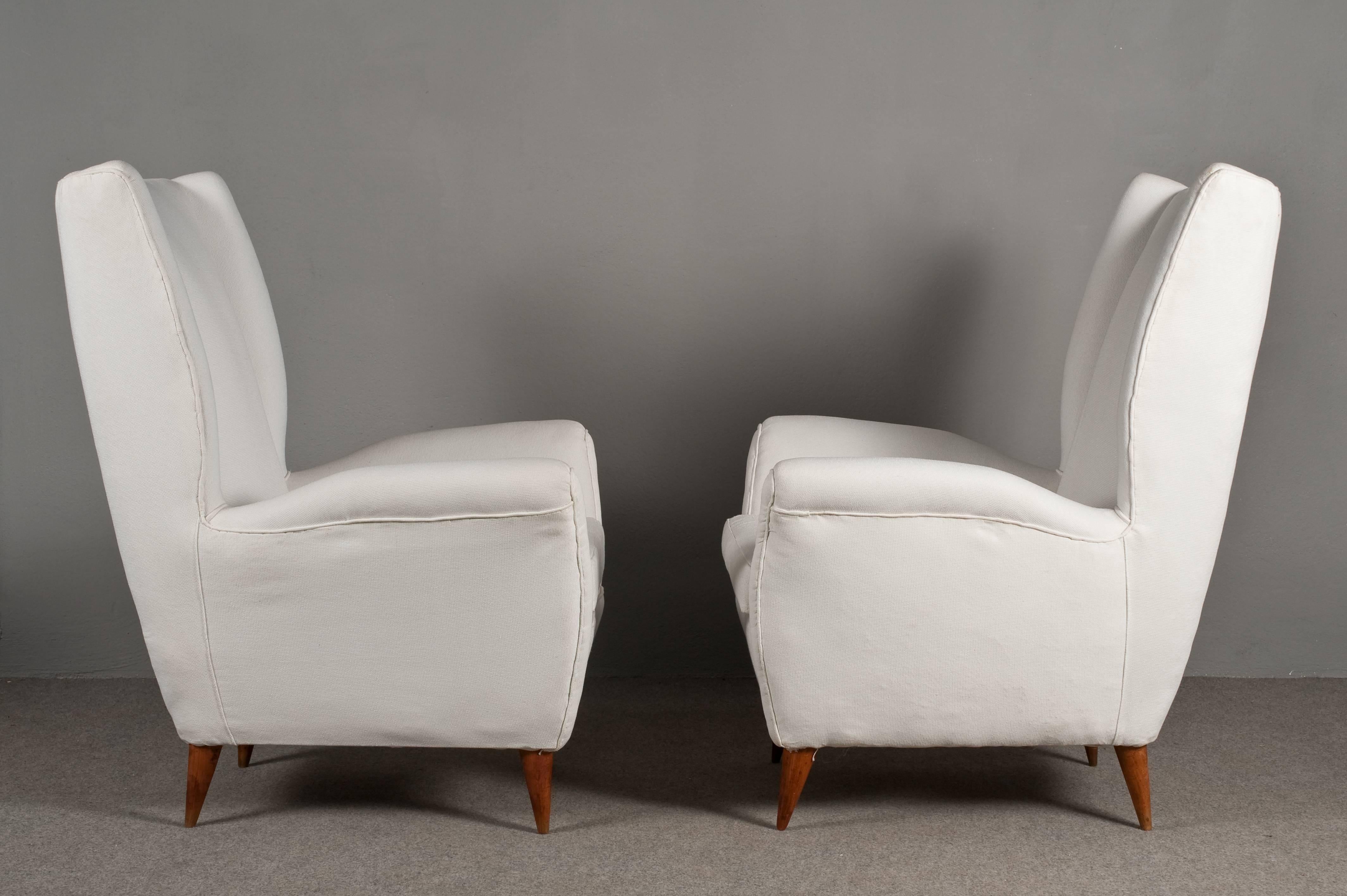 Elegant pair of armchairs designed by Gio Ponti in the end of 1940s. 
Expertise by Gio Ponti Archives. 
Reupholstered with white cotton.