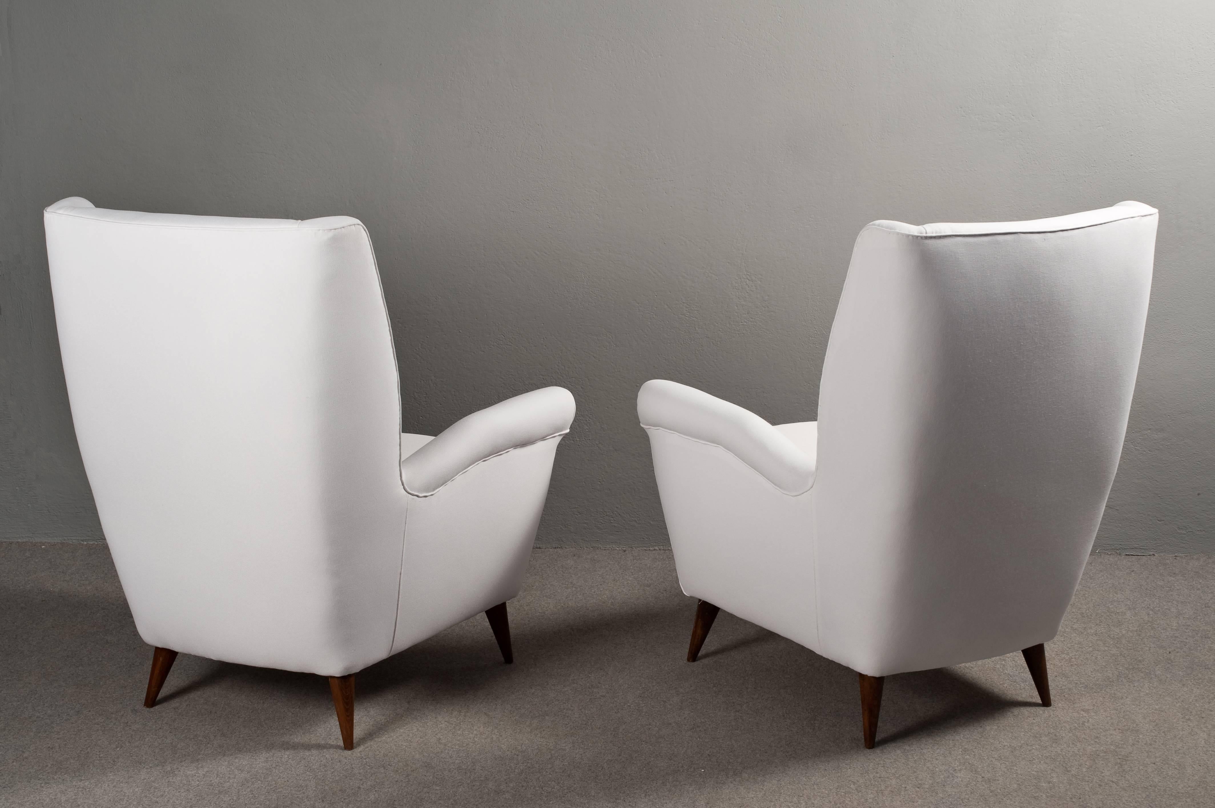 Stunning pair of armchairs designed by Gio Ponti for ISA Bergamo.
Sculptural armchairs, reupholstered with white cotton.
Expertise by Gio Ponti Archives.