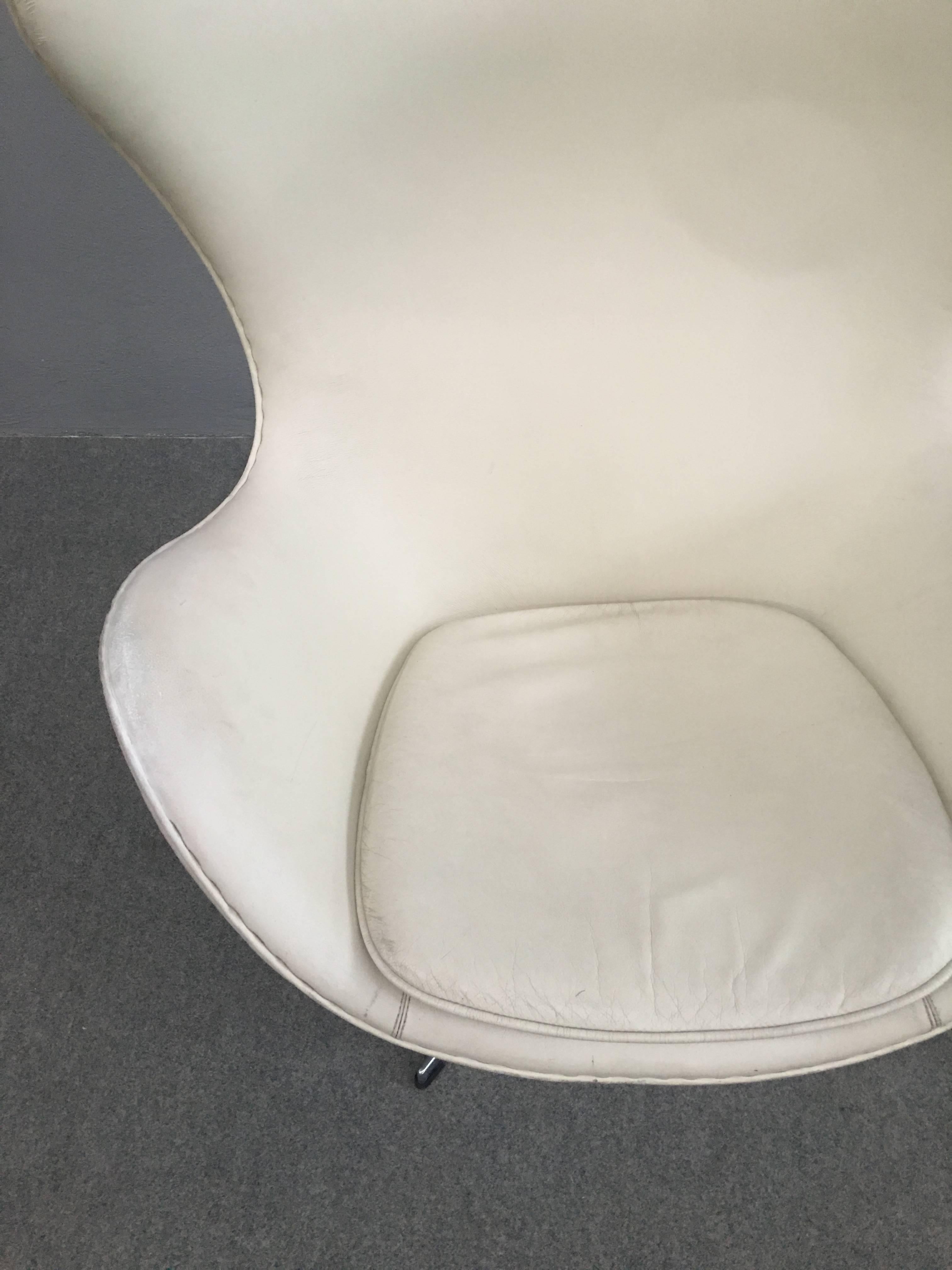 Mid-Century Modern Egg Chair by Arne Jacobsen