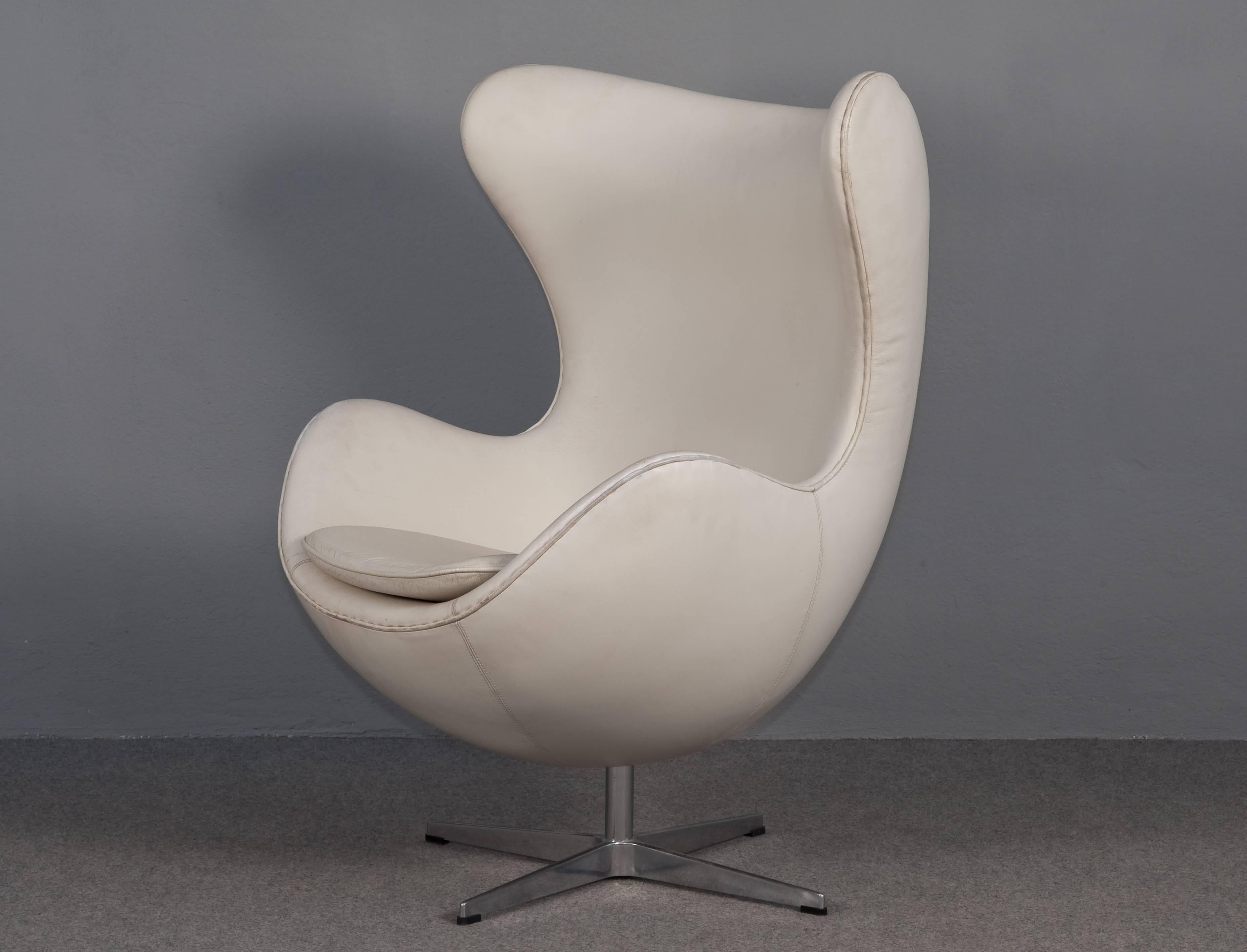 Stunning leather egg chair by Arne Jacobsen, swiveling four-star base.