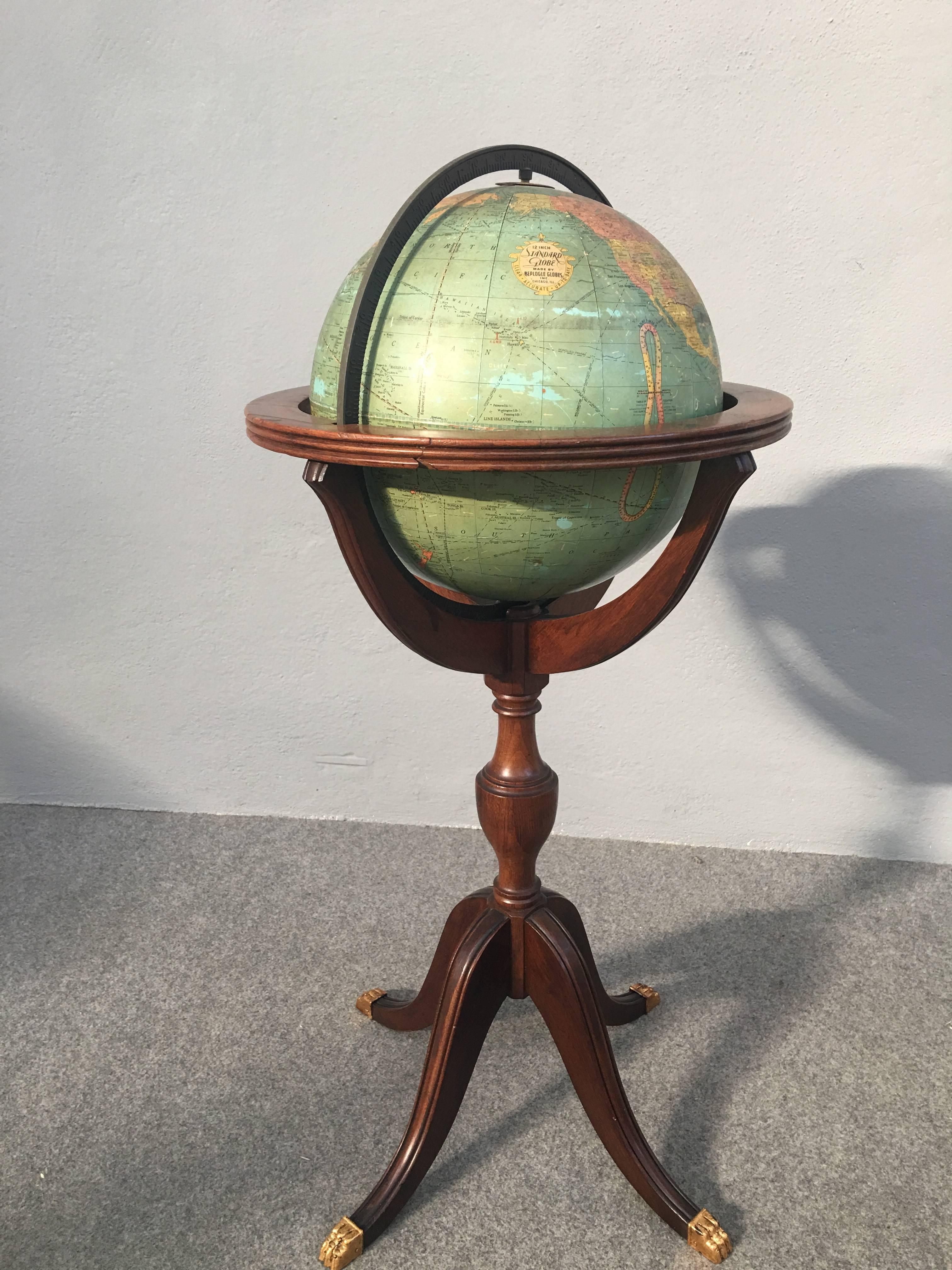 Tripode wood base globe.