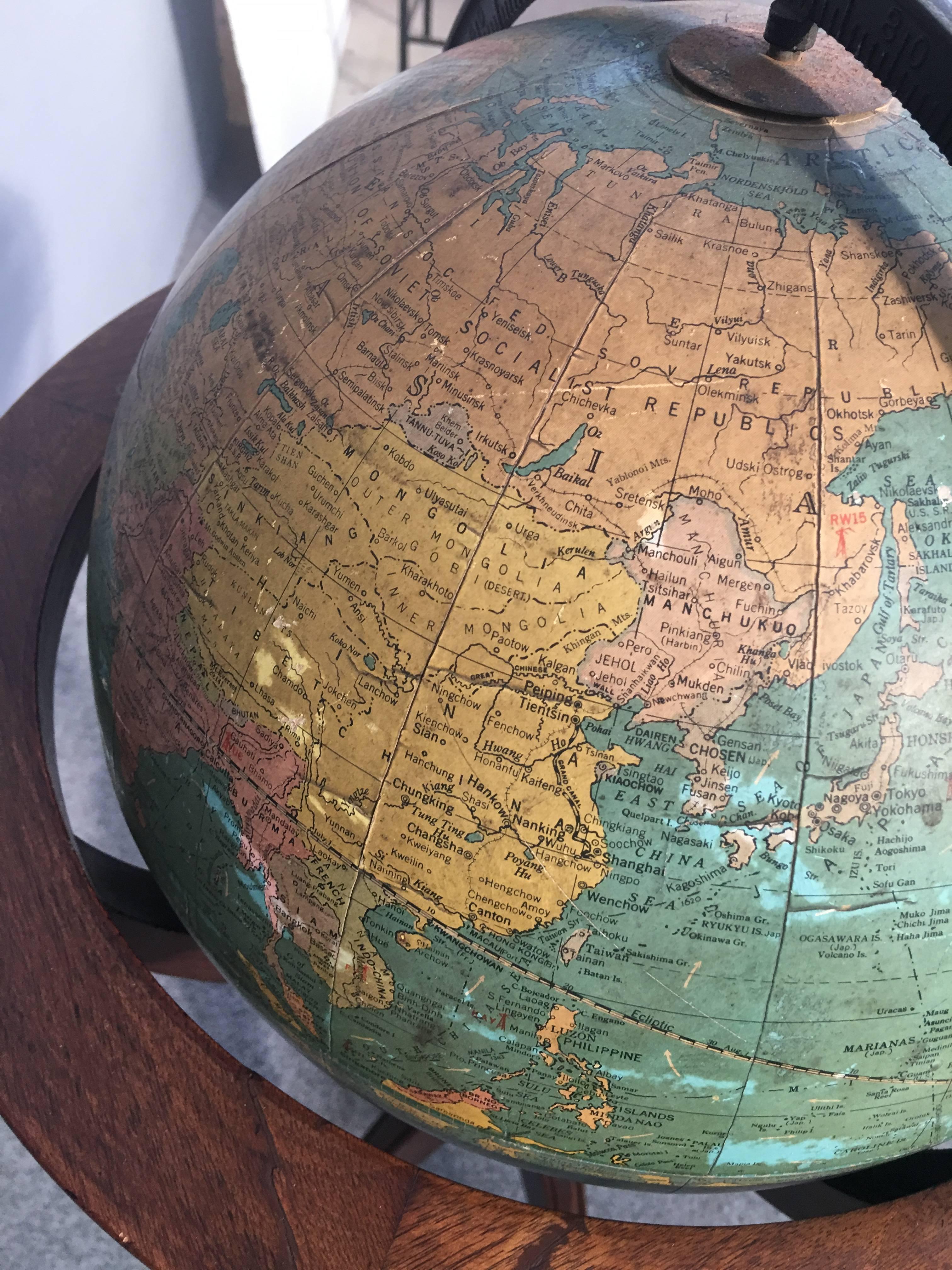 Terrestrial Globe Made by Replogle Globes, Chicago In Excellent Condition In Piacenza, Italy