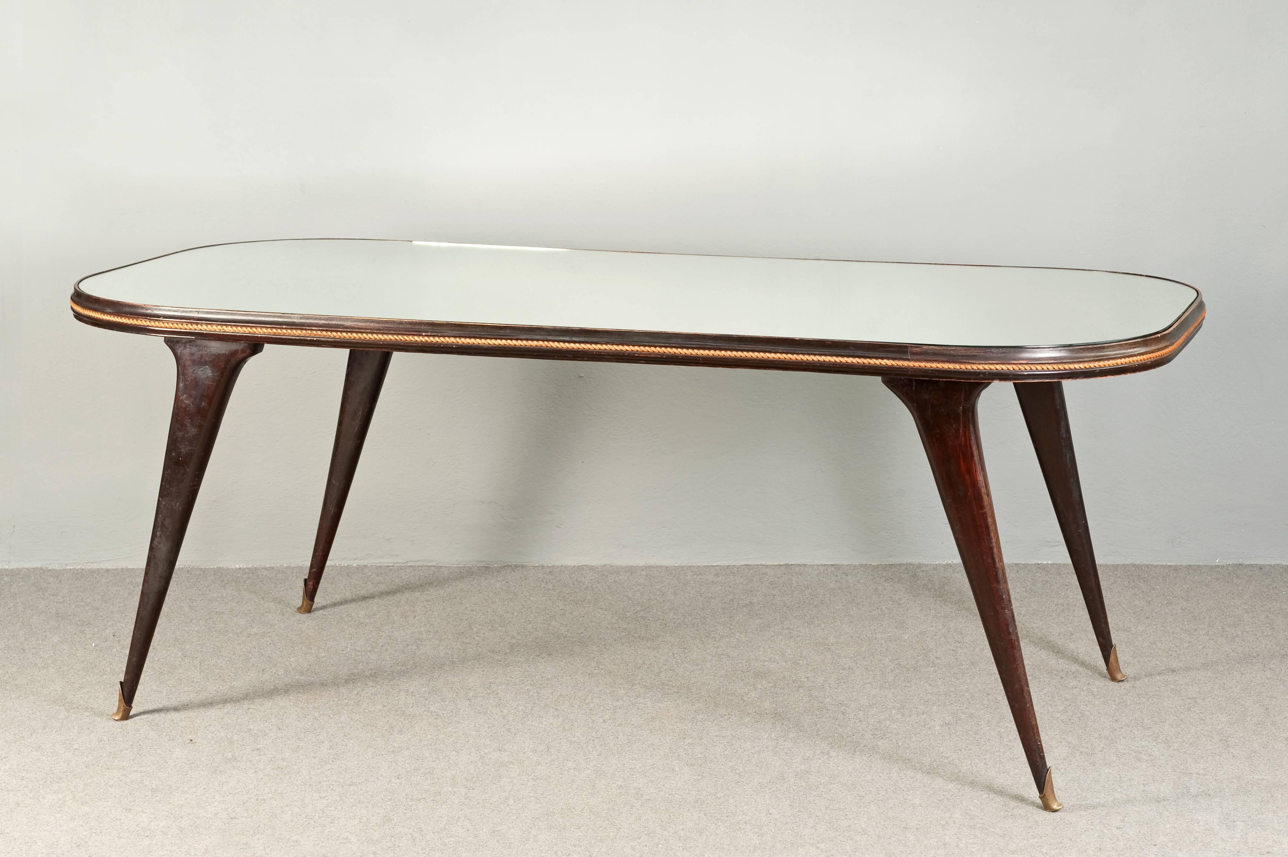 Elegant dining table attributed to Fontana Arte.
Mirror top, shaped legs with brass sabots.
Bibl. Esempi di arredamento moderno R. Aloi, Hoepli 1953
Similar one : tav.4.