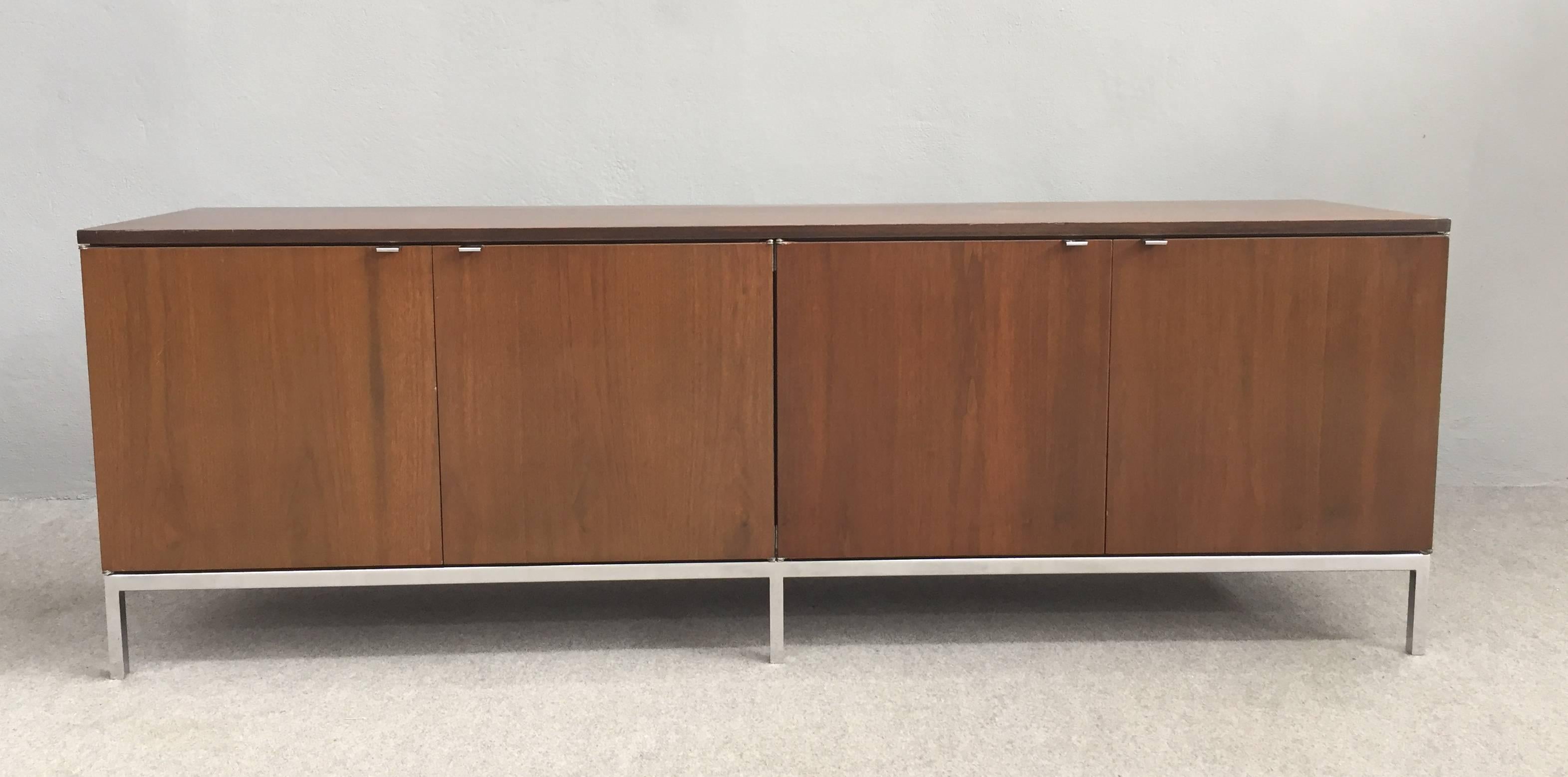 Sideboard model 2544, by Florence Knoll, manufactured by Knoll International.
Chrome-plated steel and teak veneered wood.
Literature: Brian Lutz, Knoll un universo moderno, Sassi Editore, Schio, 2011, p. 160.