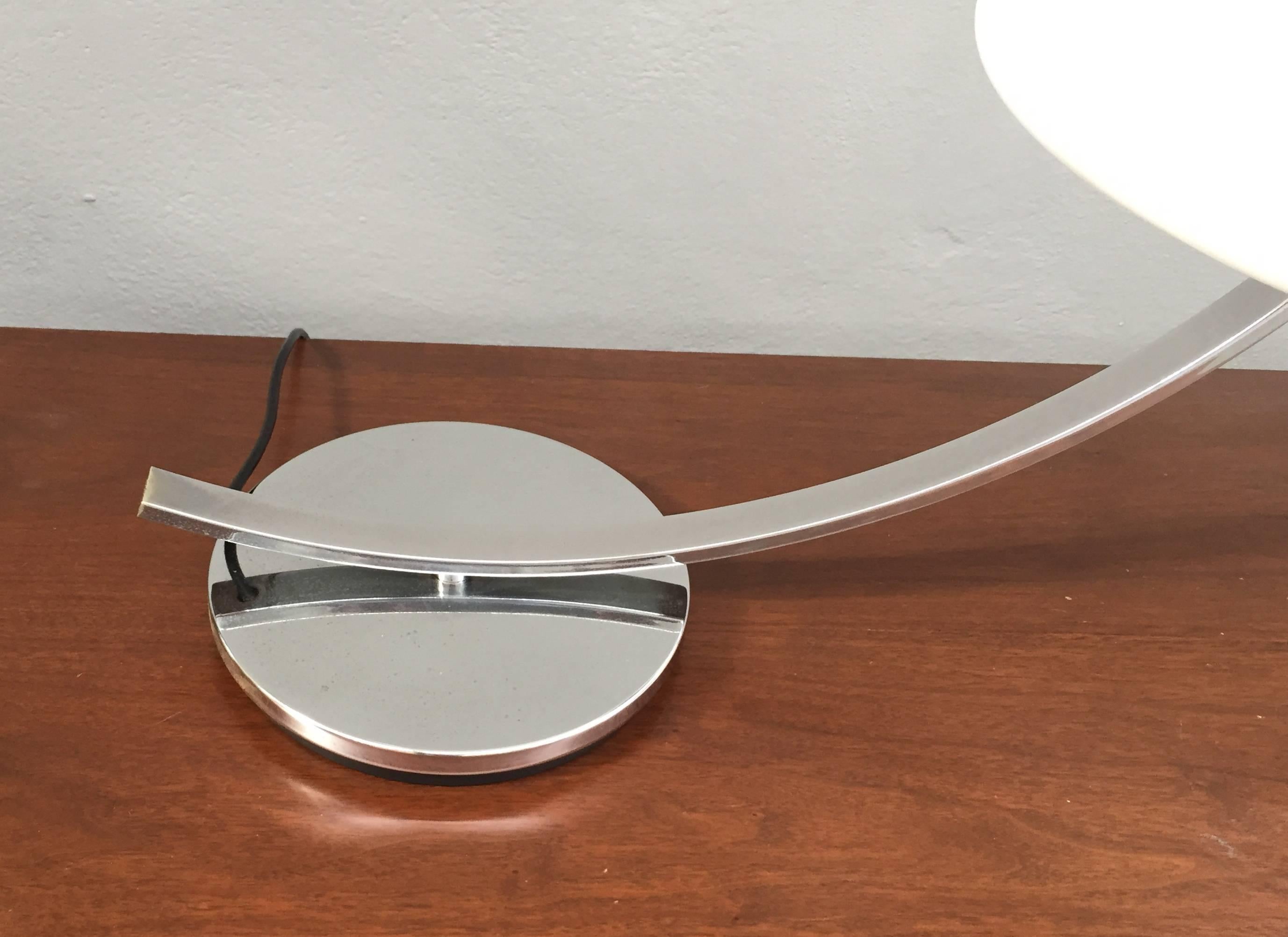 Lampada da tavolo in acciaio cromato con paralume in perspex, tre luci.
